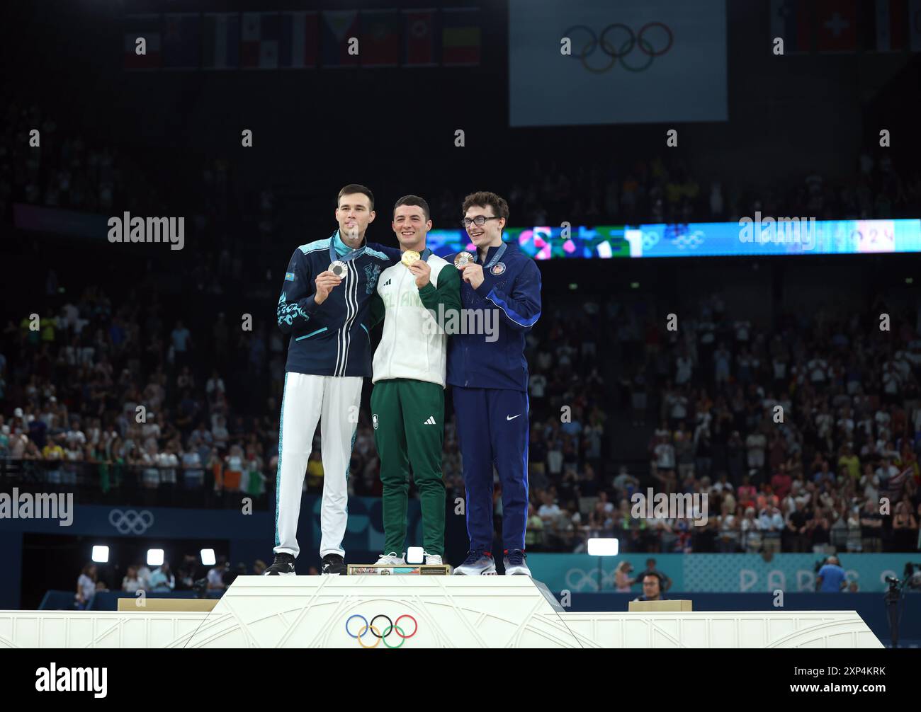 Paris, Frankreich. August 2024. Der Goldmedaillengewinner Rhys McClenaghan (C) aus Irland, der Silbermedaillengewinner Nariman Kurbanov (L) aus Kasachstan und der Bronzemedaillengewinner Stephen Nedoroscik aus den Vereinigten Staaten posieren für Fotos während der Siegeszeremonie des männlichen Pommel-Pferdes der Kunstgymnastik bei den Olympischen Spielen 2024 in Paris, Frankreich, 3. August 2024. Quelle: Cao Can/Xinhua/Alamy Live News Stockfoto
