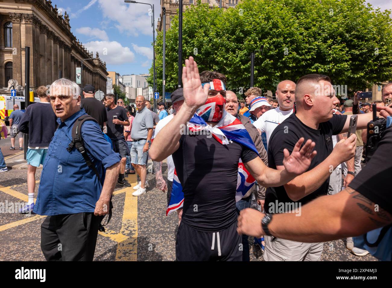 Samstag, 03. August 2024 Leeds City Centre Vereinigtes Königreich, nach den Angriffen auf Southport. Tommy Robinson unterstützt eine Anti-Einwanderungs-Demonstration zusammen mit einer antirassistischen und pro Palästina Demonstration. Die Anti-Rassisten überstiegen die Anti-Einwanderung um 2:1. Zwei Seiten wurden durch Kabelbinder voneinander getrennt, und am Samstag (3. August) versammelte sich eine große Polizeipräsenz um die 150 „Patrioten“-Demonstranten in der Headrow in Leeds. Die Demonstranten brachen mehrmals aus, um durch das Stadtzentrum zu marschieren, um zurückzukehren und die palästinensischen und antirassistischen Demonstranten anzutreiben. Stockfoto