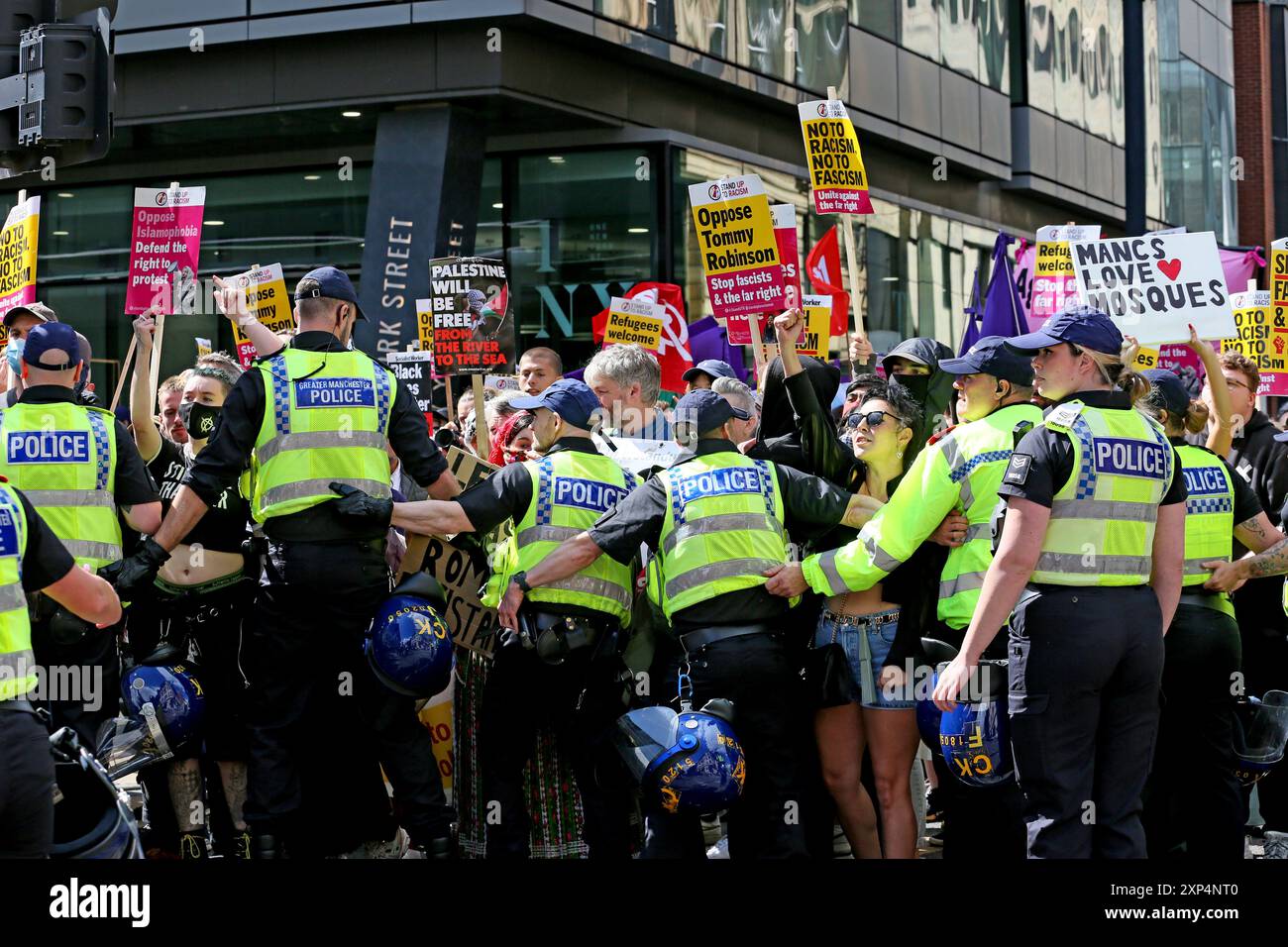 Manchester, Großbritannien. August 2024. Stellen Sie sich dem Rassismus entgegen und protestieren Sie gegen einwanderungsfeindliche Demonstranten, die die Ereignisse in Southport, wo drei Kinder ermordet wurden, auf die Straße gegangen sind, um ihre Botschaft zu verbreiten. In der Stadt gibt es eine starke Polizeipräsenz, die die Bewegung des Aufstandes gegen Rassismus-Proteste einschränkt. Manchester, Großbritannien. Stockfoto