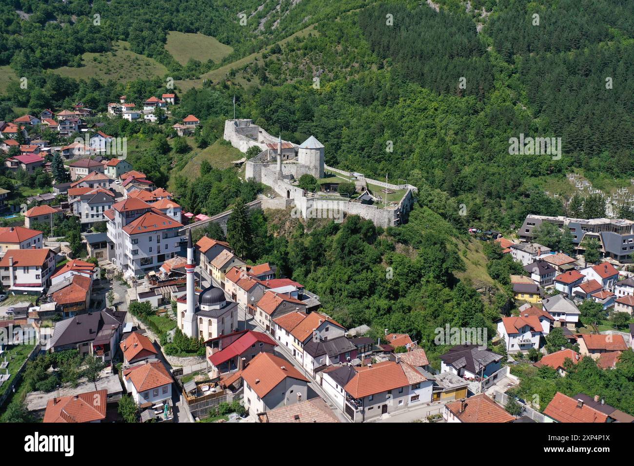 07.07.2024 Bosnien Herzegowina Sehenswürdigkeiten Ausflugsziel Aktivitäten touristische Tourismus Halle Saale Luftbild Luftaufnahme Ansicht Travnik mittelalterliche Burganlage Burgruine , die zu den besten erhaltenen Burgen Bosnien Herzegowinas zählt ist eine Stadt im Kanton Zentralbosnien in Bosnien und Herzegowina . Sie liegt ca. 100 km nordwestlich von Sarajevo im LaÅva-Tal zwischen den Gebirgszügen VlaÅiÄ und Vranica *** 07 07 2024 Bosnien und Herzegowina Sehenswürdigkeiten Aktivitäten Tourismus Halle Saale Luftansicht Travnik mittelalterliche Burgruine, eine der besten Plätze Stockfoto