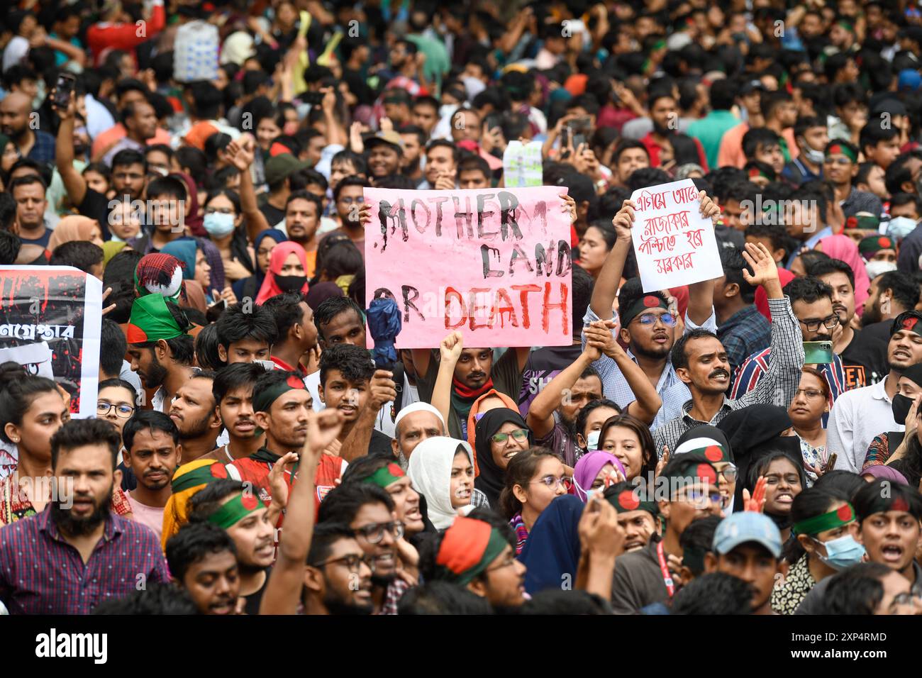 Dhaka, Bangladesch. August 2024. Demonstranten rufen Parolen während eines Protestes, der Gerechtigkeit für die Opfer fordert, die bei der jüngsten landesweiten Gewalt über Arbeitsplatzquoten verhaftet und getötet wurden, im Central Shaheed Minar. Die Anti-Diskriminierung Studentenbewegung organisierte eine Kundgebung im Central Shaheed Minar in Dhaka, um Gerechtigkeit für diejenigen zu fordern, die bei den jüngsten Gewalttaten während der Anti-Quoten-Proteste getötet wurden. Quelle: SOPA Images Limited/Alamy Live News Stockfoto