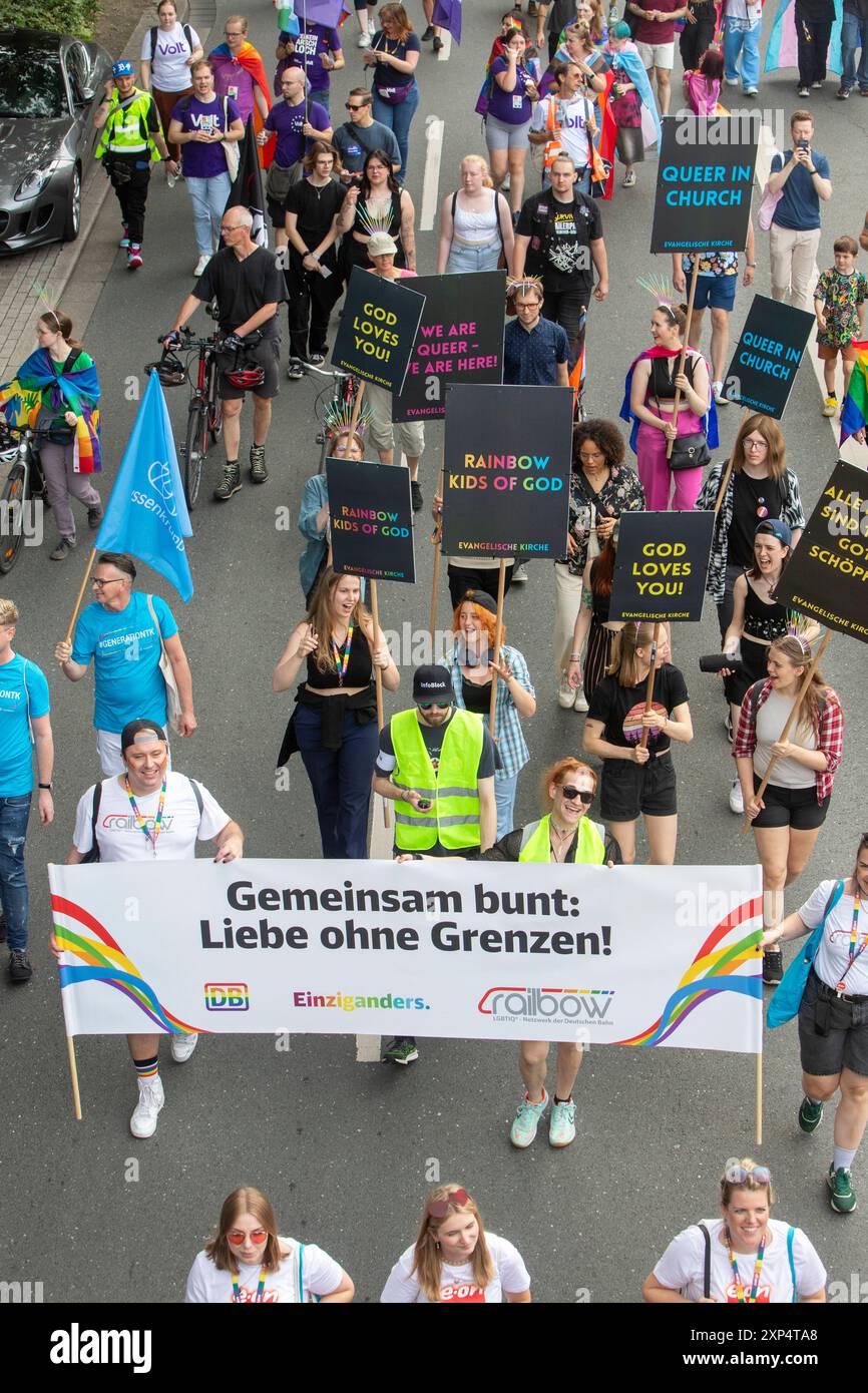 Die Ruhr Pride in Essen. 03.08.2024, EU, DEU, Deutschland, Nordrhein-Westfalen, Essen: der 21. CSD unter dem Motto Gemeinsam bunt: Liebe ohne Grenzen. Die Ruhr Pride bzw. Demonstration zog mit ca. 6000 Personen vom Messeparkplatz P2 durch Rüttenscheid zum Kennedyplatz in der Innenstadt. EU, DEU, Deutschland, Nordrhein-Westfalen, Essen: Die 21. CSD unter dem Motto „Bunte zusammen: Liebe ohne Grenzen“. Die Ruhr Pride oder Demonstration marschierte mit rund 6000 Menschen vom P2-Messeparkplatz durch Rüttenscheid zum Kennedyplatz in der Innenstadt. Stockfoto