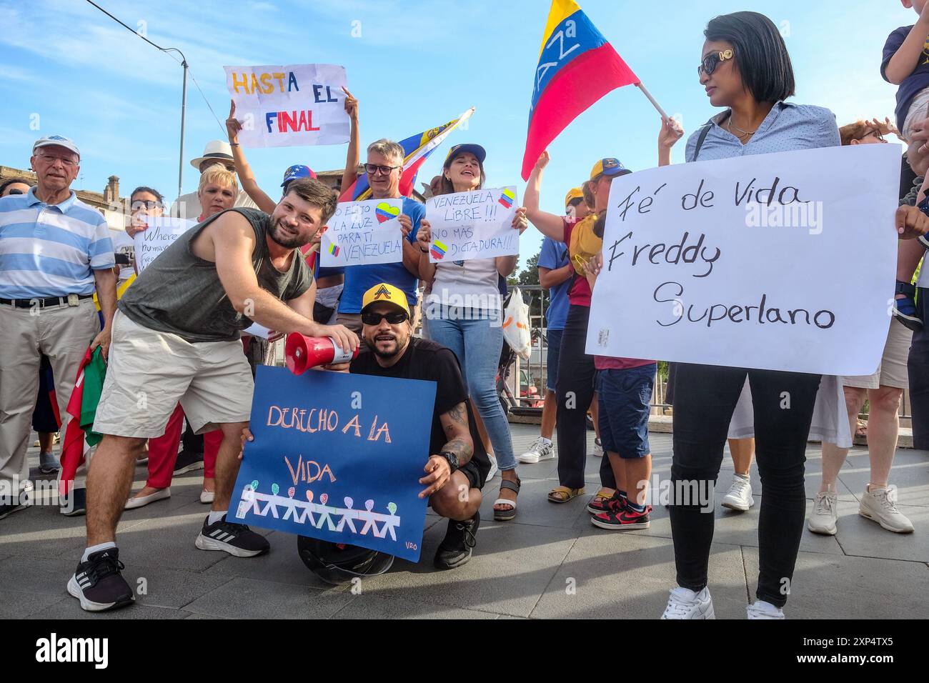 Roma, Italien. August 2024. Sie sitzen in di membri della Comunità venezuelana in opposizione al Governno di Nicolas Maduro e per il riconoscimento del risultato delle elezioni Presidenziali in Venezuela. Via dei Fori Imperiali A Roma, Sabato 03 Agosto 2024 (Foto Mauro Scrobogna/LaPresse) sitzen in der venezolanischen Gemeinschaft, die gegen die Regierung von Nicolas Maduro und für die Anerkennung der Ergebnisse der Präsidentschaftswahlen in Venezuela sind. Via dei Fori Imperiali in Rom, Samstag, 03. August 2024. (Foto: Mauro Scrobogna/LaPresse) Credit: LaPresse/Alamy Live News Stockfoto