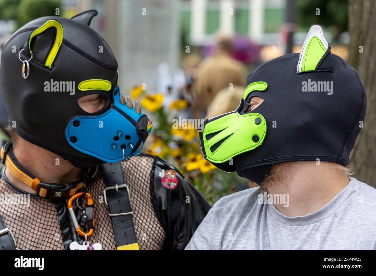 Die Ruhr Pride in Essen. 03.08.2024, EU, DEU, Deutschland, Nordrhein-Westfalen, Essen: der 21. CSD unter dem Motto Gemeinsam bunt: Liebe ohne Grenzen. Die Ruhr Pride bzw. Demonstration zog mit ca. 6000 Personen vom Messeparkplatz P2 durch Rüttenscheid zum Kennedyplatz in der Innenstadt. EU, DEU, Deutschland, Nordrhein-Westfalen, Essen: Die 21. CSD unter dem Motto „Bunte zusammen: Liebe ohne Grenzen“. Die Ruhr Pride oder Demonstration marschierte mit rund 6000 Menschen vom P2-Messeparkplatz durch Rüttenscheid zum Kennedyplatz in der Innenstadt. Stockfoto