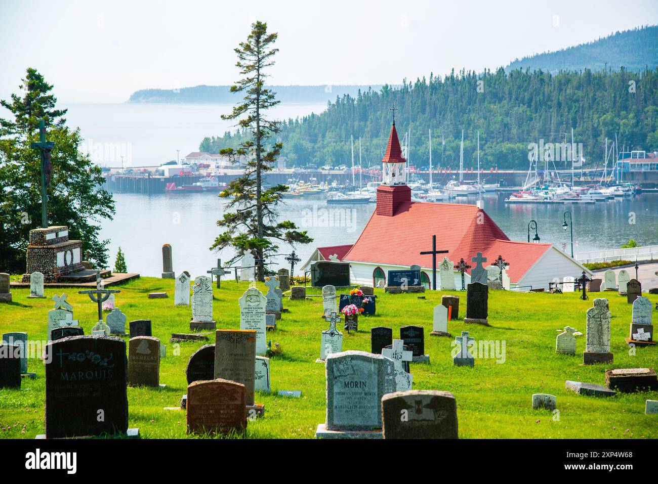 Tadoussac, Kanada - 28. Juli 2024: Chapelle de Tadoussac an einem Sommertag am Saint-Laurence River Stockfoto