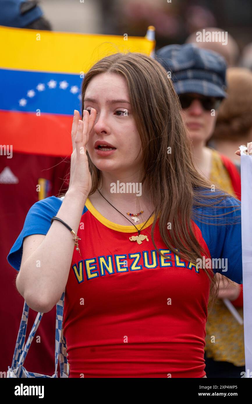 Glasgow, Schottland, Großbritannien. August 2024. Demonstranten versammeln sich auf dem George Square und erklären, was sie für Wahlbetrug bei den jüngsten Präsidentschaftswahlen halten. Venezuelas autoritärer Führer Nicolás Maduro hat sich zum gewählten Präsidenten erklärt und tödliche Proteste ausgelöst. Venezuelas Opposition und mehrere lateinamerikanische Führer haben sich geweigert, Madurros Sieg bei der Abstimmung vom 28. Juli anzuerkennen. Gutschrift: R.. Gass/Alamy Live News Stockfoto