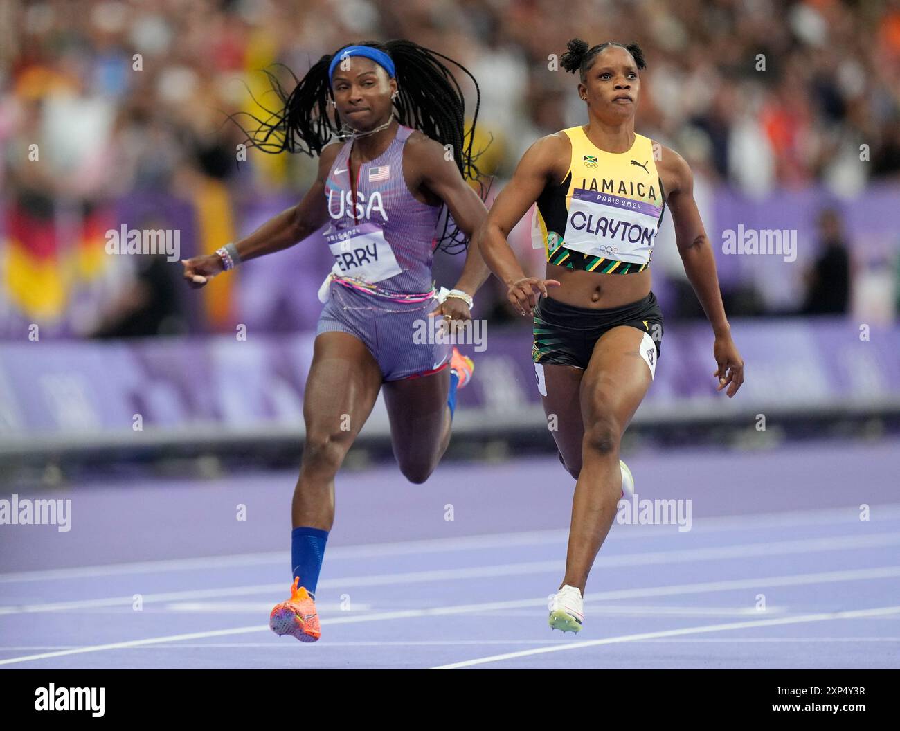 Paris, Frankreich. August 2024. TIA Clayton aus Jamaika (R) endet als erster vor Twanisha Terry aus den USA S im 100-m-Halbfinale der Frauen während des Leichtathletikwettbewerbs bei den Olympischen Spielen 2024 in Paris, Frankreich, am Samstag, den 3. August 2024. Foto: Paul Hanna/UPI Credit: UPI/Alamy Live News Stockfoto