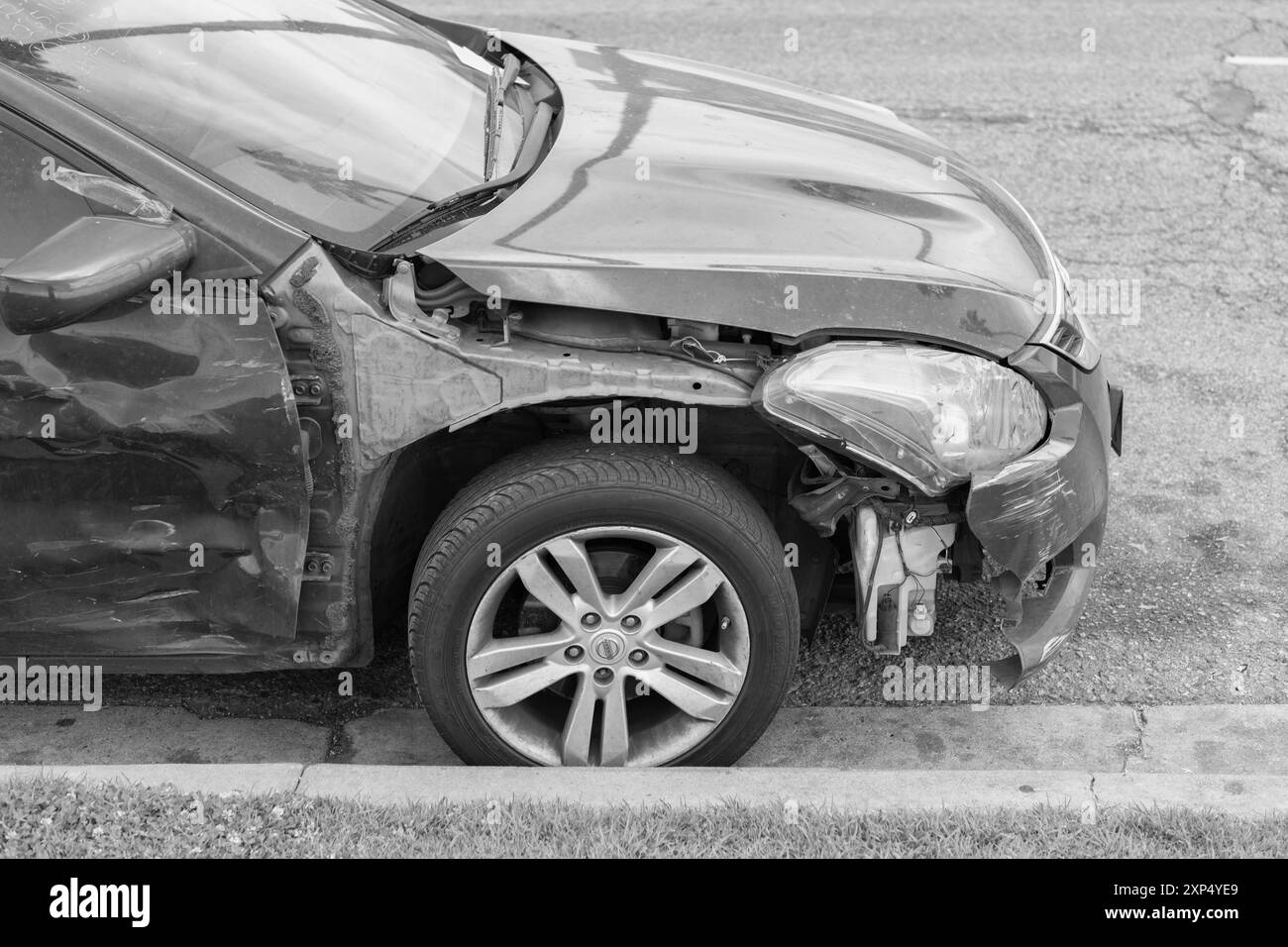 Seattle, Washington, USA - 1. April 2021: Kaputtes nissan-Auto nach einem Autounfall. Stockfoto