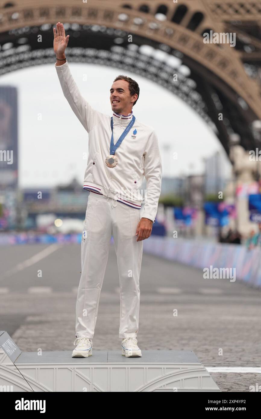 Paris, Frankreich. August 2024. Bronzemedaillengewinner Christophe Laporte aus Frankreich feiert bei der Siegerehrung des Straßenrennens der Männer bei den Olympischen Spielen 2024 in Paris, Frankreich, 3. August 2024. Quelle: Li Yibo/Xinhua/Alamy Live News Stockfoto