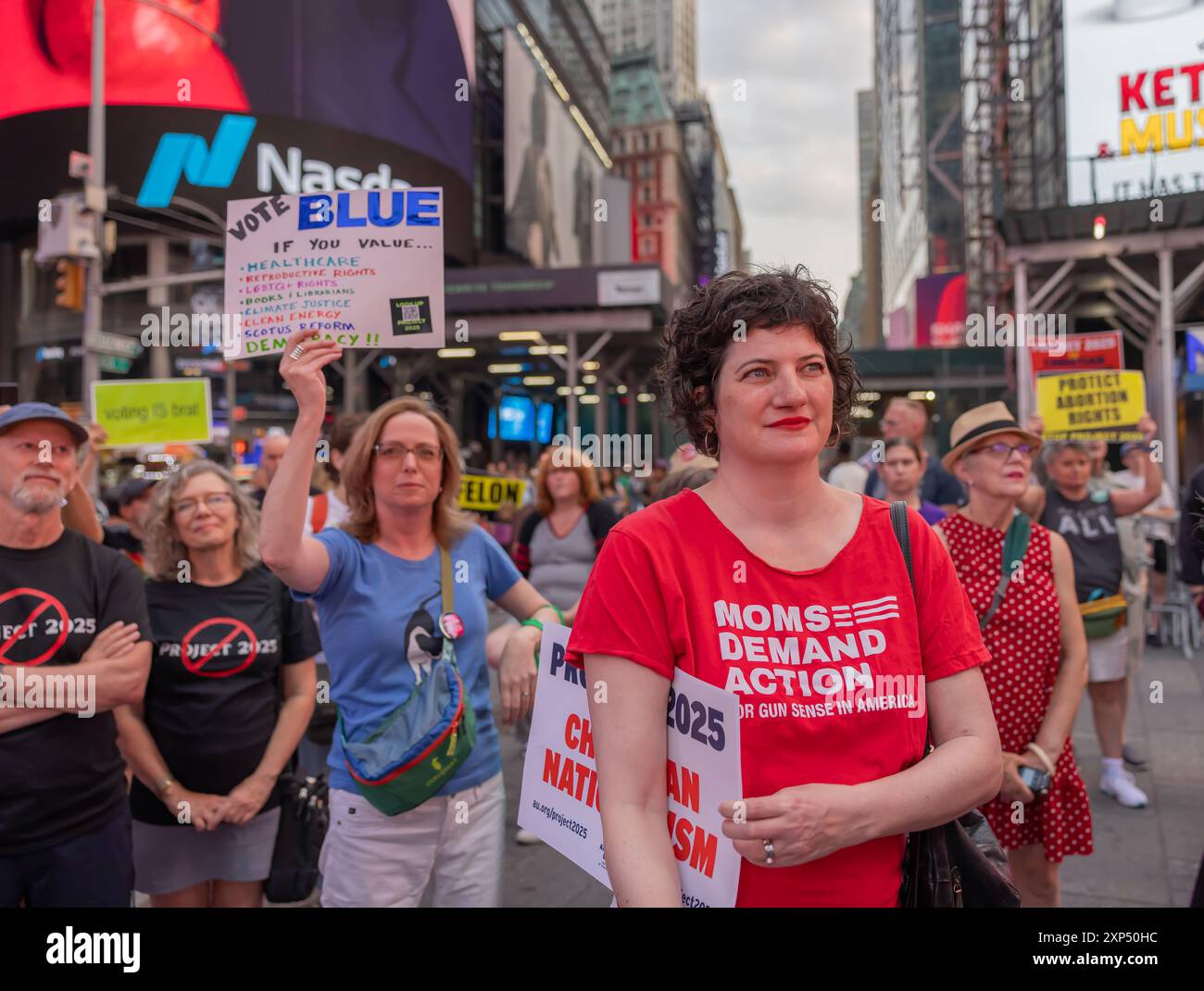 NEW YORK, New YORK – 27. Juli 2024: Demonstranten demonstrieren 2025 auf dem Times Square in Manhattan. Stockfoto