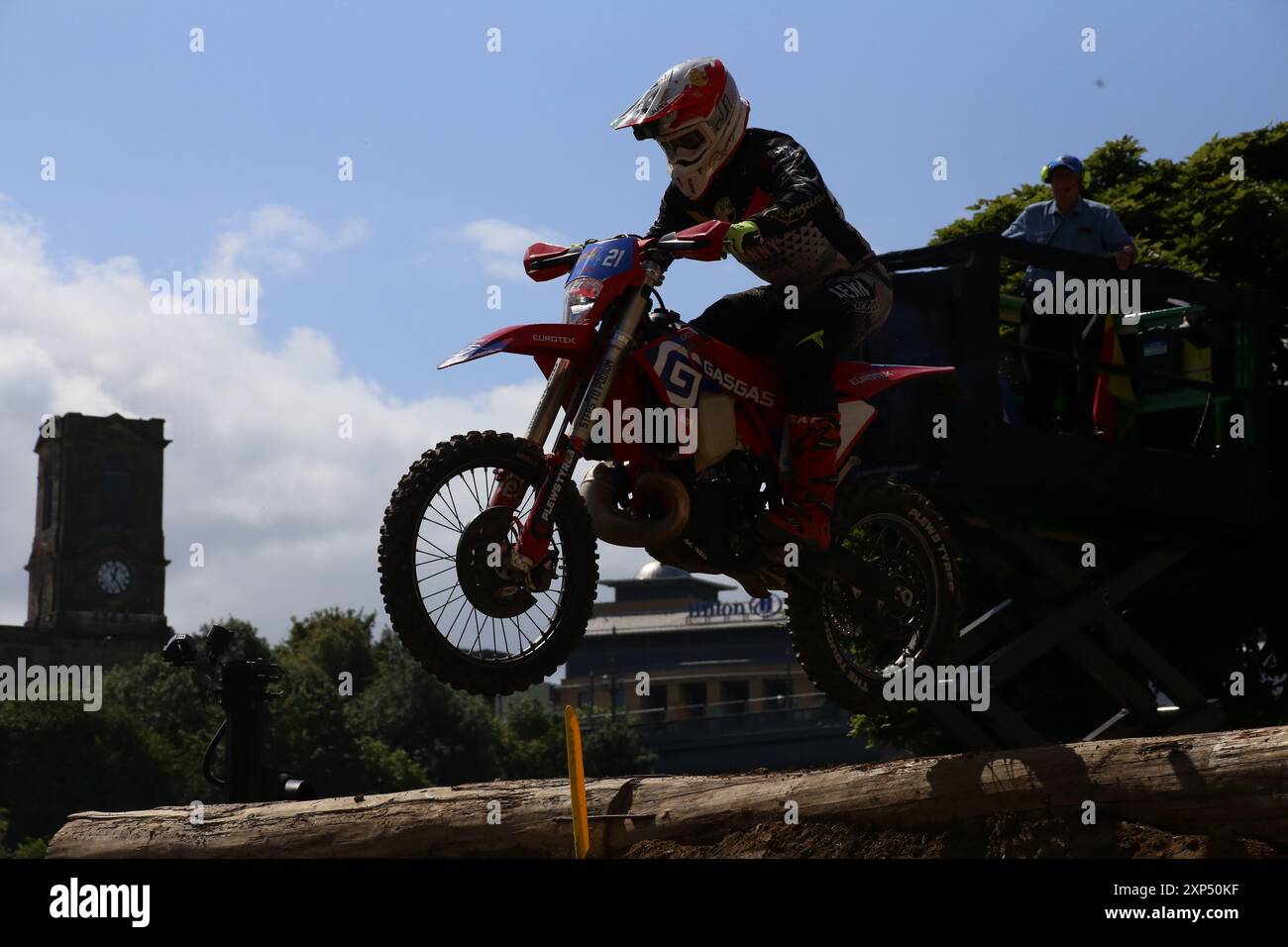 August 2024, Newcastle, Großbritannien. Motorcycle Motocross Red Bull Tyne Ride ist einer der kreativsten und anspruchsvollsten Motorradwettbewerbe, die je ausgetragen wurden. Die besten Motorradfahrer der Welt, darunter der Lokalheld und viermalige FIM Superenduro-Weltmeister Billy Bolt, kämpfen auf Newcastle Quayside. Die Veranstaltung bringt 14 Profi-Fahrer und 8 Wildcards zusammen, darunter auch die Athleten Dougie Lampkin und Jonny Walker, Credit: DEW/Alamy Live News Stockfoto