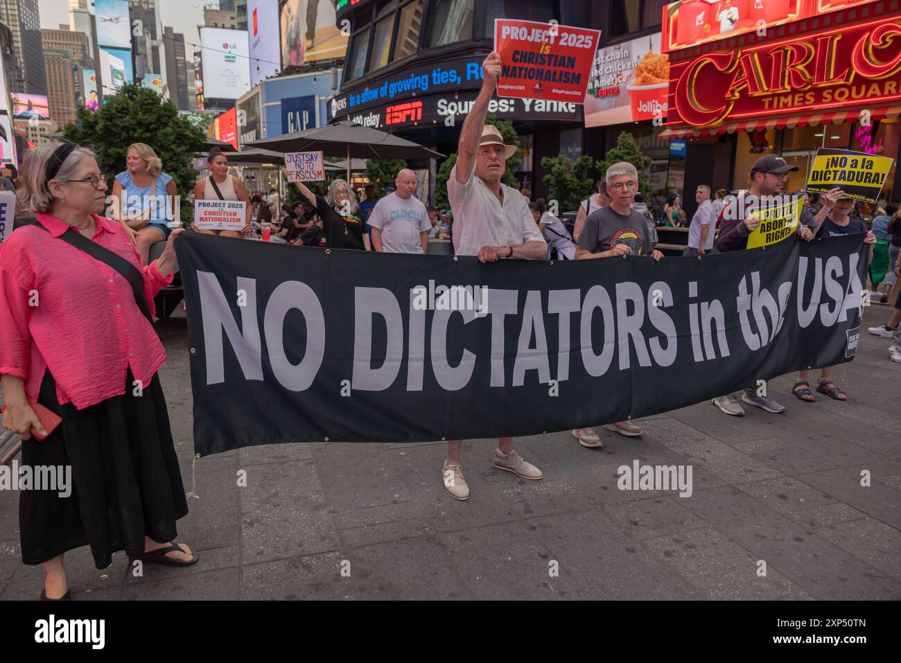 NEW YORK, New YORK – 27. Juli 2024: Demonstranten demonstrieren 2025 auf dem Times Square in Manhattan. Stockfoto