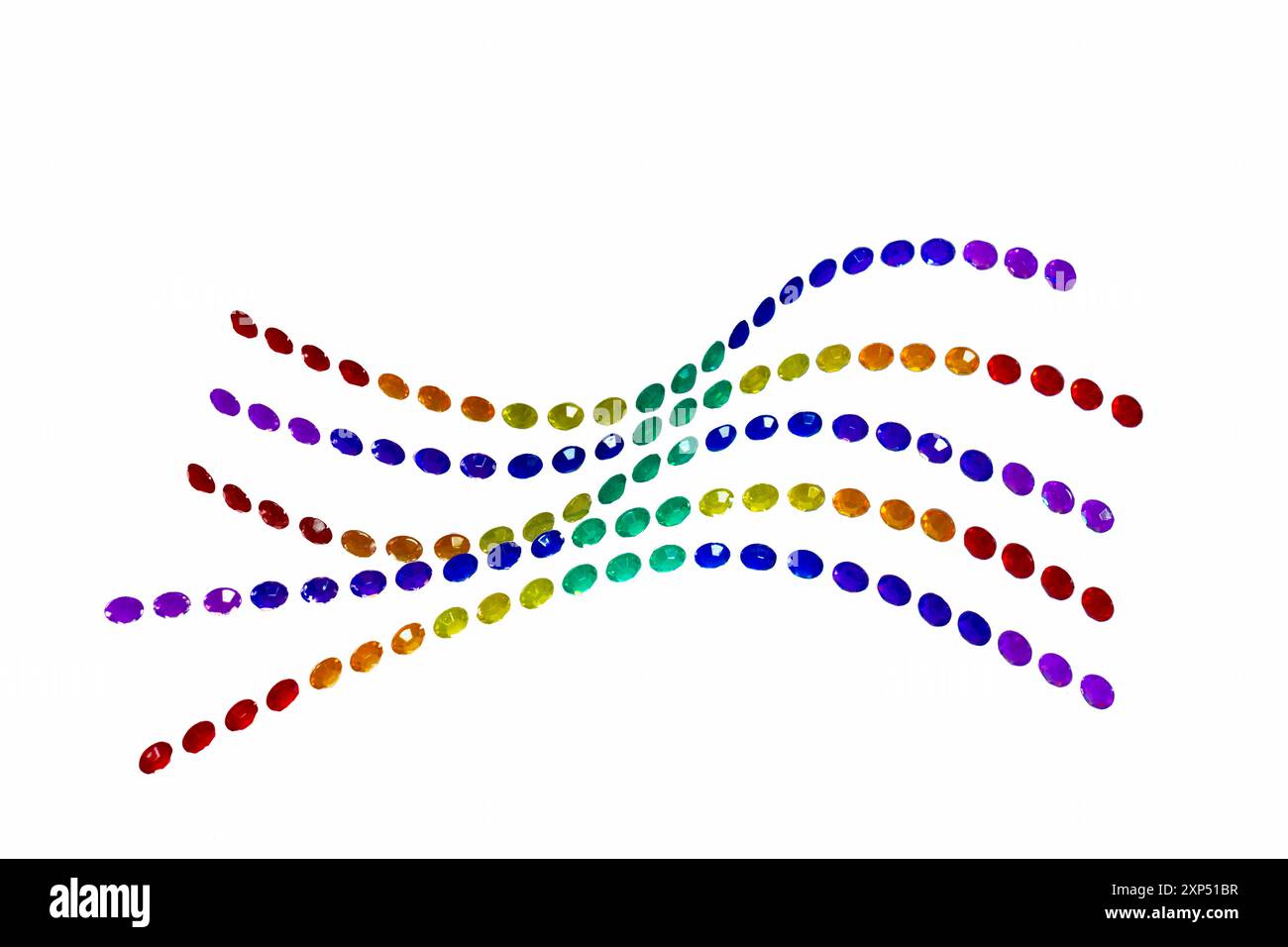 Das Konzept der farbenfrohen Kurven zeigt alle Farben, die sich vorwärts bewegen. Die Reihen enthalten Strasssteine mit hellen Reflexen vieler Facetten für einen einzigartigen Hintergrund. Stockfoto