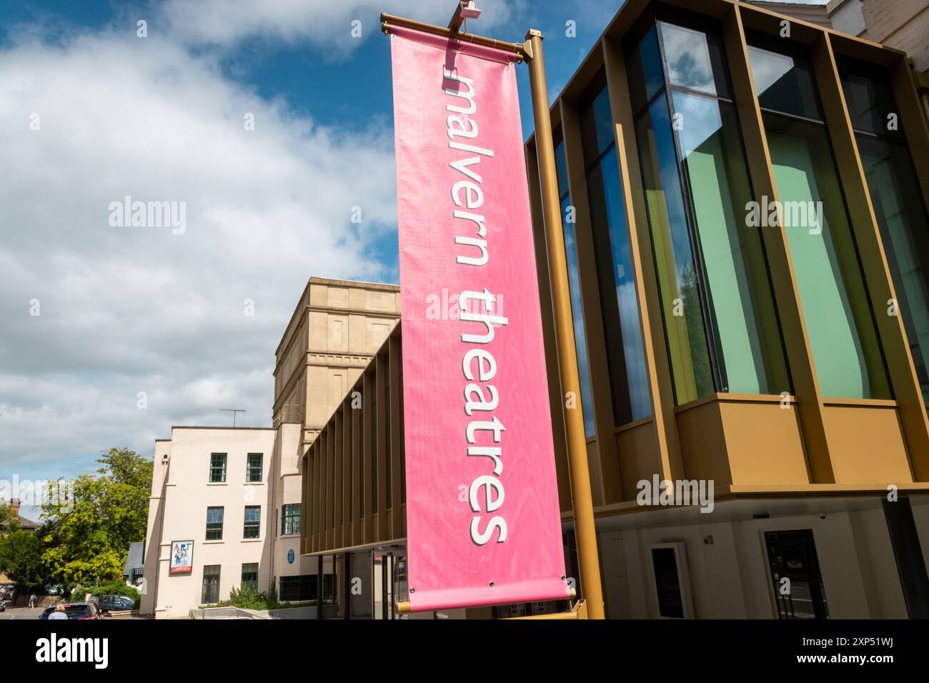 Der Haupteingang der Malvern Theatres, Great Malvern, Worcestershire, Großbritannien. 2024 Stockfoto