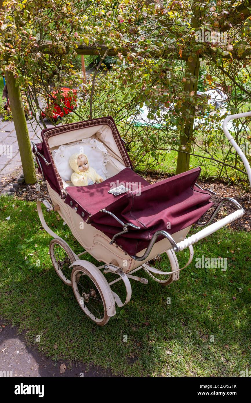 Altmodischer Kinderwagen mit einer Puppe, UK Stockfoto