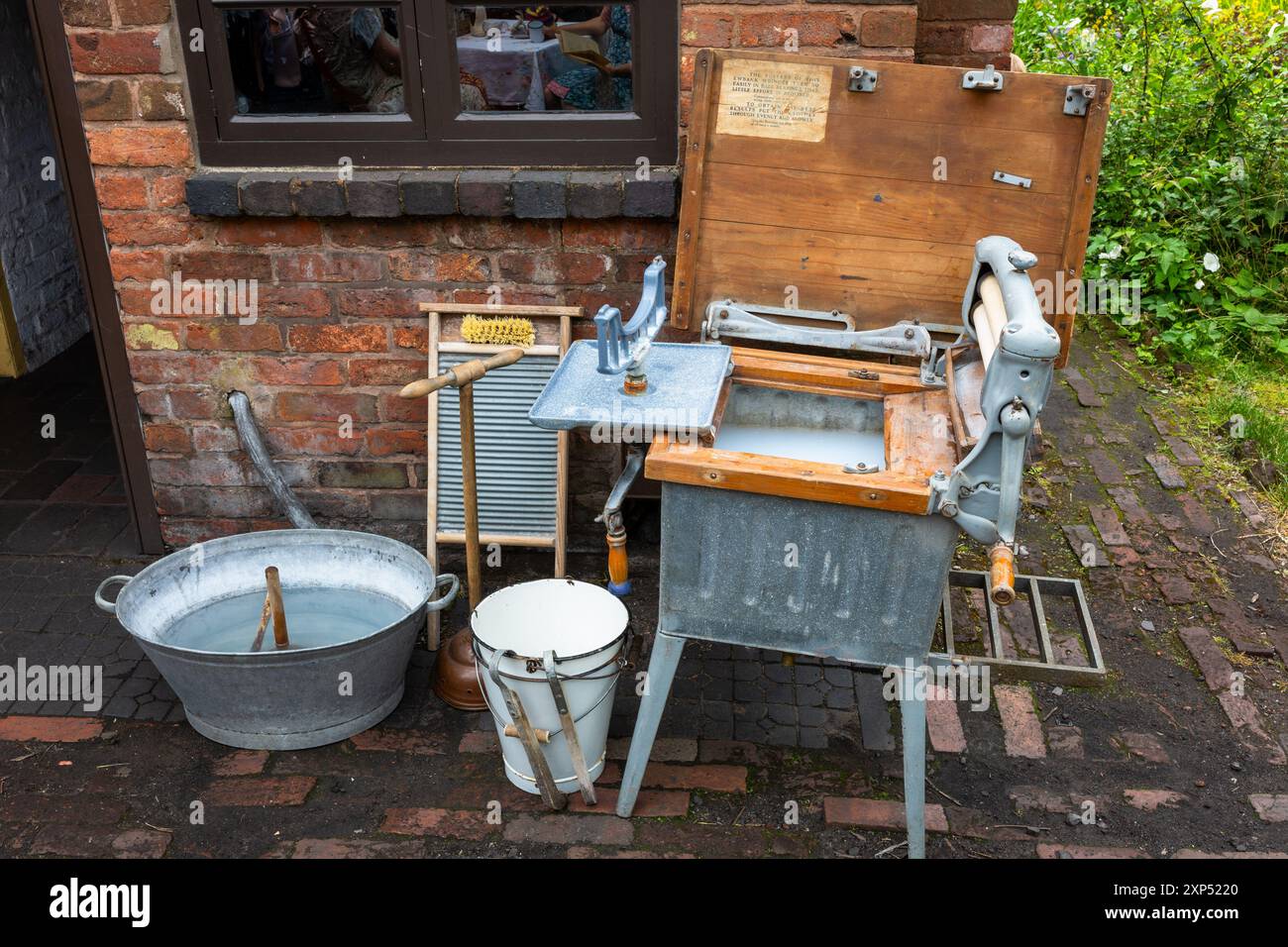 Alte Wanne und Wringer oder Mangle, UK Stockfoto