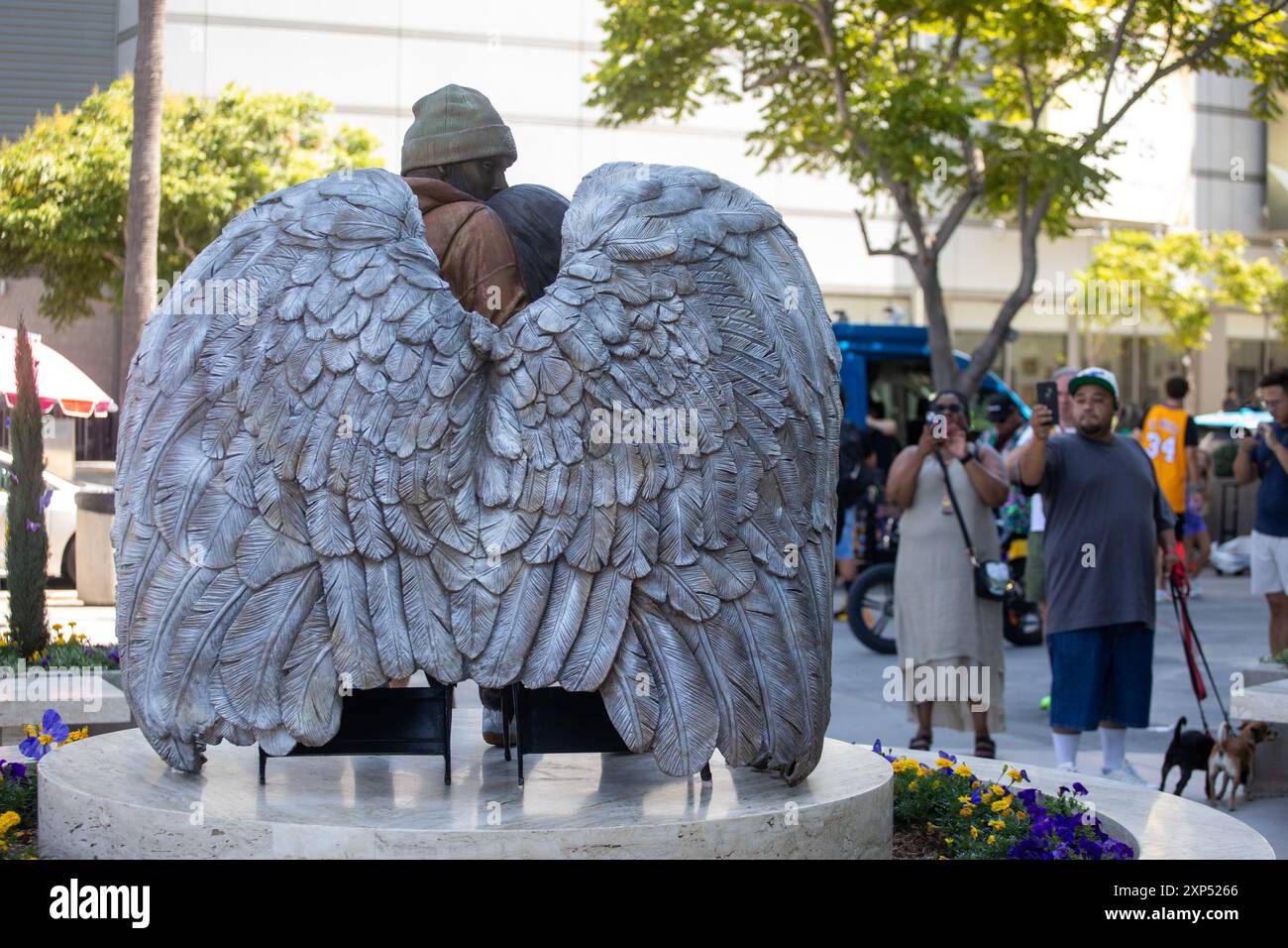 Los Angeles, Kalifornien, USA. August 2024. Fans machen Fotos von der neu enthüllten Statue des verstorbenen Los Angeles Lakers-Stars Kobe Bryant und seiner Tochter Gigi Bryant vor der Crypto.com Arena August. 3, 2024, in Los Angeles (Credit Image: © Ringo Chiu/ZUMA Press Wire) NUR REDAKTIONELLE VERWENDUNG! Nicht für kommerzielle ZWECKE! Quelle: ZUMA Press, Inc./Alamy Live News Stockfoto