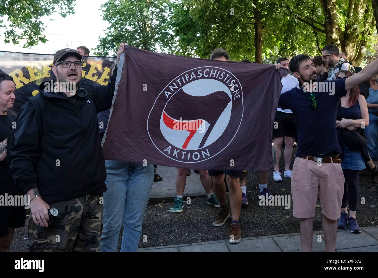 Bristol, Großbritannien. August 2024. In Bristol ist eine große Polizeioperation im Gange, da Stop the Boats und Flüchtlinge willkommene Demonstranten sich im Stadtzentrum von Bristol treffen. Quelle: JMF News/Alamy Live News Stockfoto