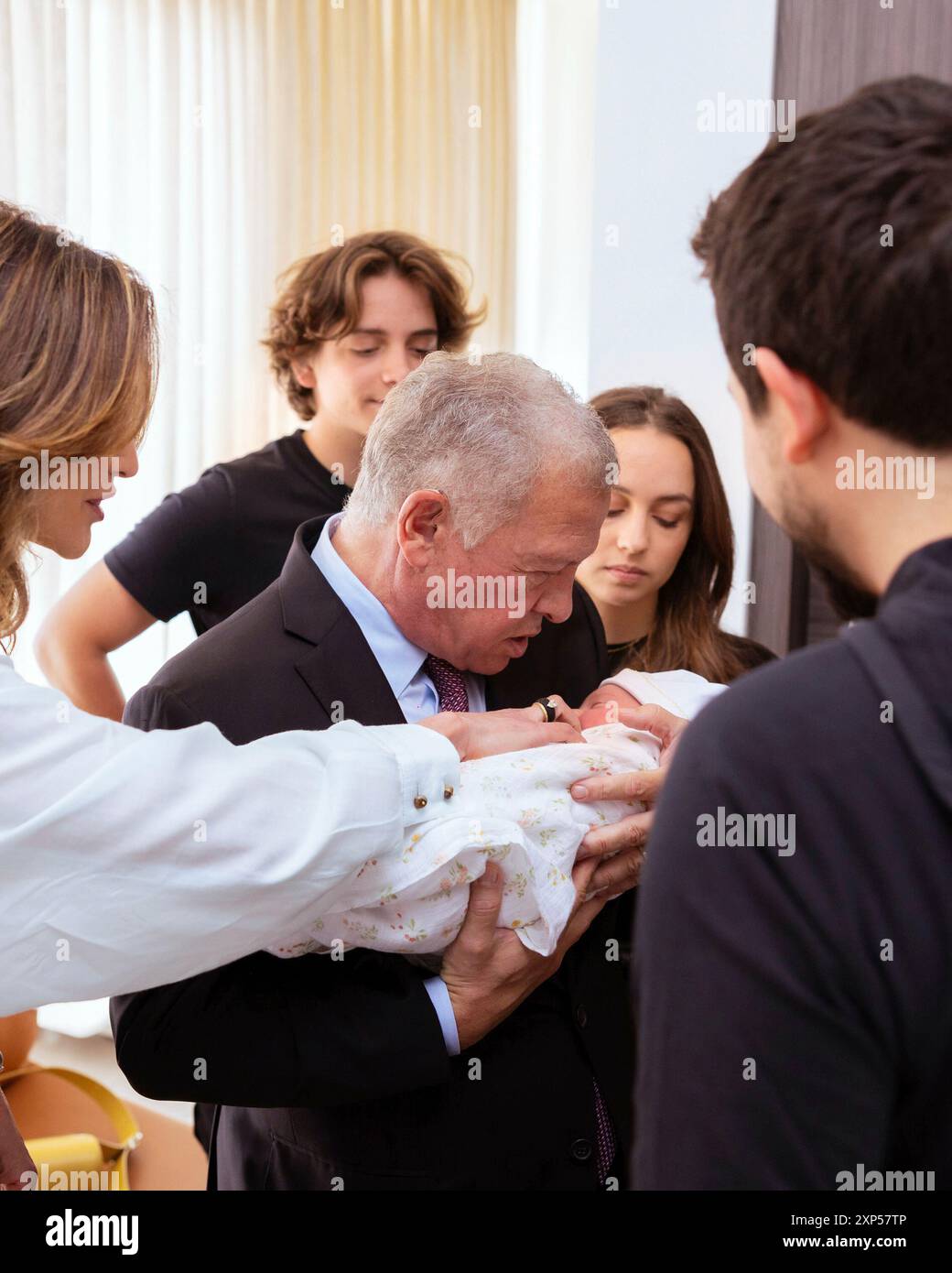 Amman, Jordanien. August 2024. AMMAN, Jordanien 0308-2024 König Abdullah II bin Al-Hussein, Königin Rania, Kronprinz Al Hussein bin Abdullah II, Prinzessin Iman, Prinzessin Salma, Prinz Haschem, Prinzessin Iman bint Al Hussein die neugeborene Tochter Prinzessin Iman bint Al Hussein von Kronprinz Al Hussein bin Abdullah II und Prinzessin Rajwa Al Hussein Credit: Royal Hashemite Court Netherlands OUT Point de Vue OUT/dpa/Alamy Live News Stockfoto