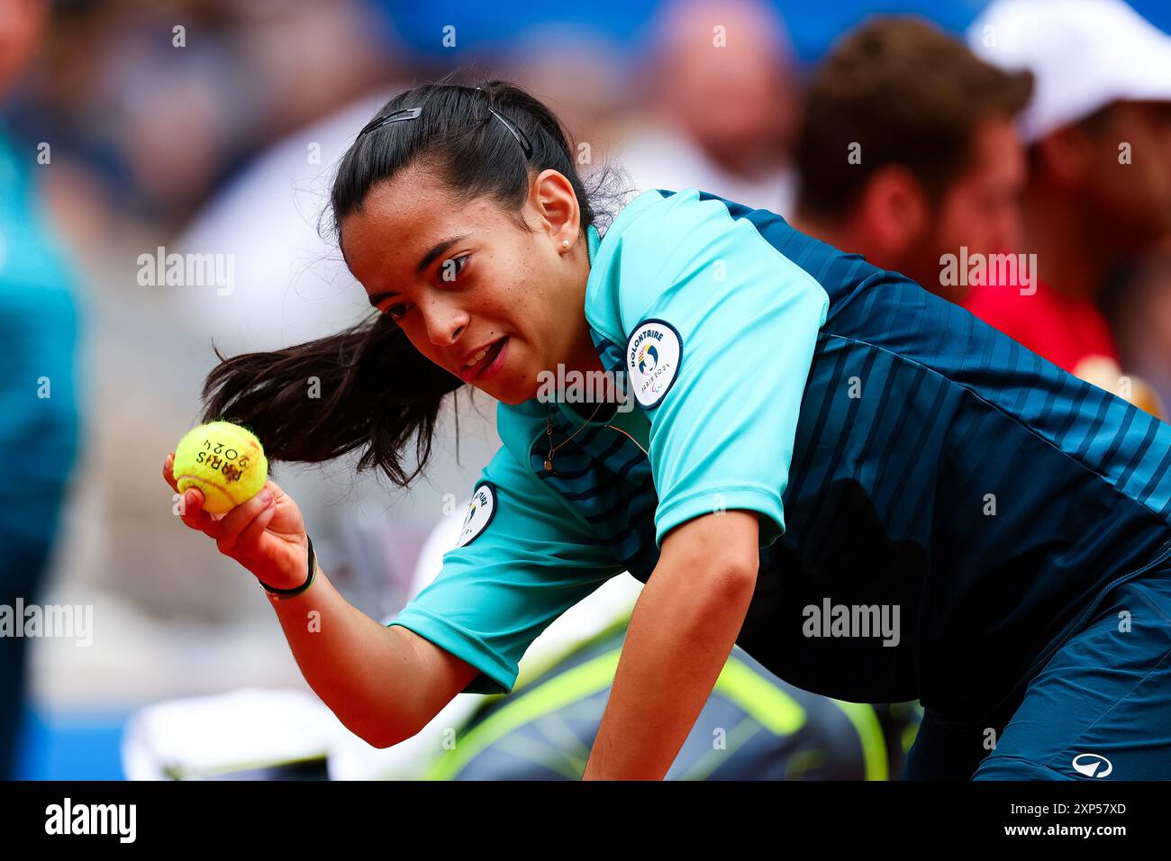 Paris, Frankreich, 3. August 2024. Ballperson während der Olympischen Spiele 2024 in Paris Tennis MenÕs Doppel-Finale zwischen Eden/Peers aus Australien und Krajicek/RAM aus den USA im Roland-Garros-Stadion am 03. August 2024 in Paris, Frankreich. Quelle: Pete Dovgan/Speed Media/Alamy Live News Stockfoto