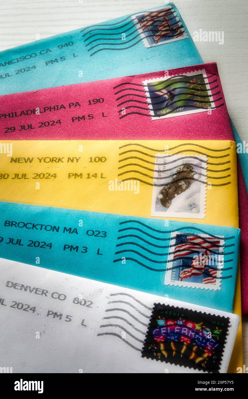 Stillleben bunter gestempelter und gestempelter Umschläge, 2024, USA Stockfoto