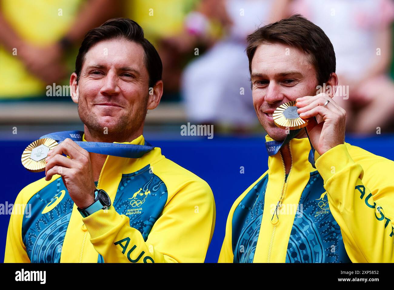 Paris, Frankreich, 3. August 2024. Matthew Eden und John Peers aus Australien zeigen ihre Goldmedaillen während der Medaillenzeremonie beim Finale der Olympischen Spiele 2024 Tennis MenÕs Doppel im Roland-Garros Stadium am 3. August 2024 in Paris. Quelle: Pete Dovgan/Speed Media/Alamy Live News Stockfoto