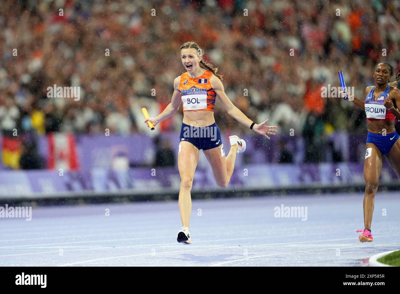 Femke Bol, of the Netherlands, crosses the finish line ahead of Kaylyn Brown, of the United States, to win the 4 x 400 meters relay mixed final at the 2024 Summer Olympics, Saturday, Aug. 3, 2024, in Saint-Denis, France. (AP Photo/Ashley Landis) Stockfoto