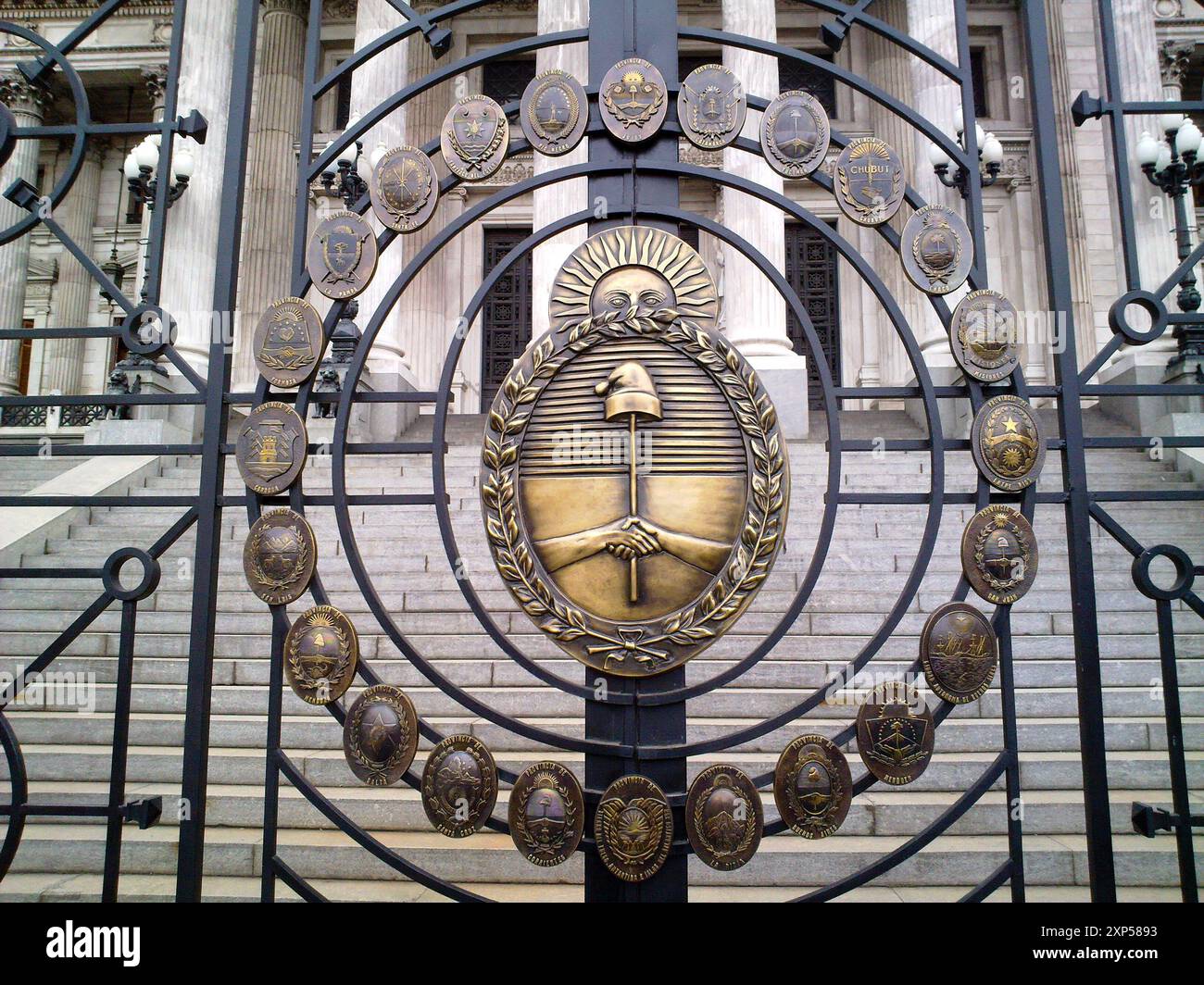 Reich verziertes Tor mit nationalem Emblem am Eingang des argentinischen Kongresses in Buenos Aires Stockfoto