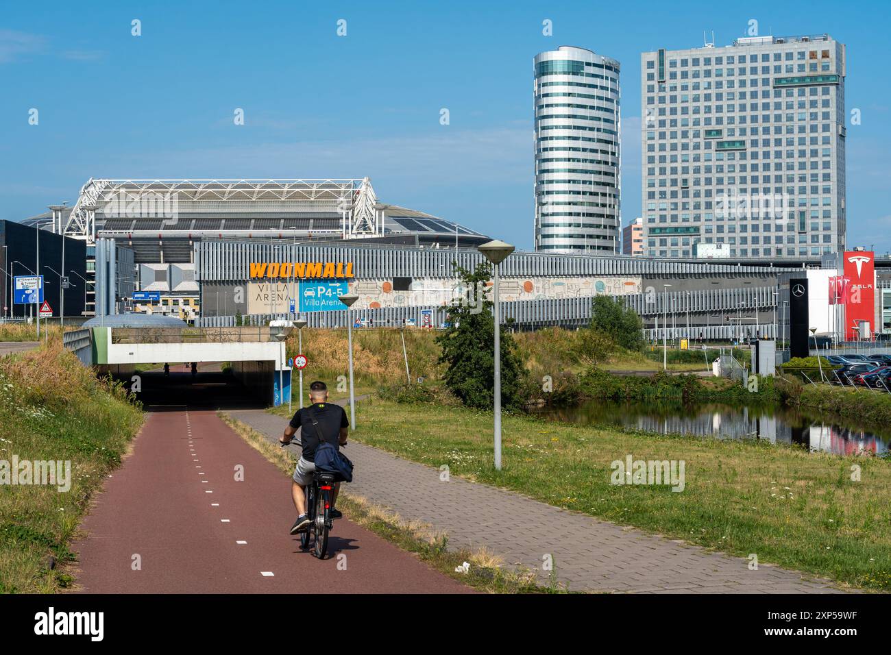 Amsterdam, Niederlande, 02.08.2024, Skyline von Amsterdam Zuid oost, Blick auf die Johan Cruyff Arena und den Ovalturm Stockfoto