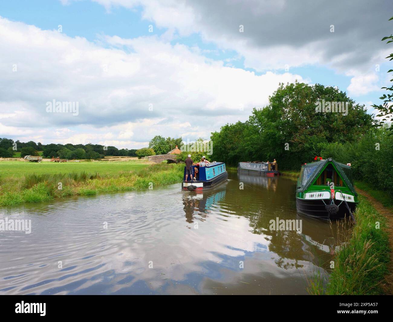 Ein Foto, das Schmalboote entlang des Oxford Canal Warwickshire zeigt Stockfoto