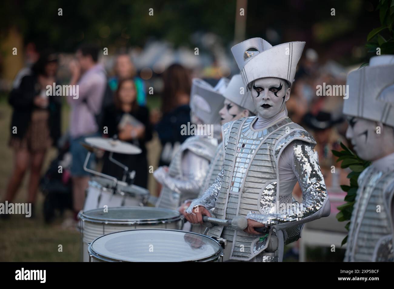 Wilderness Festival, Cornbury Park, England. Freitag, 3. August 2024. Nachtschwärmer und Künstler am dritten Tag des viertägigen Festivals, bei dem Musik und Kunst gefeiert werden. Anrede: Andrew Walmsley/Alamy Live News Stockfoto