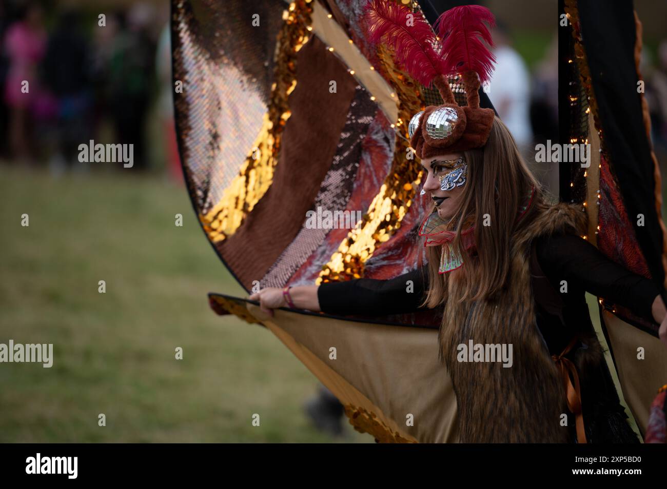 Wilderness Festival, Cornbury Park, England. Freitag, 3. August 2024. Nachtschwärmer und Künstler am dritten Tag des viertägigen Festivals, bei dem Musik und Kunst gefeiert werden. Anrede: Andrew Walmsley/Alamy Live News Stockfoto