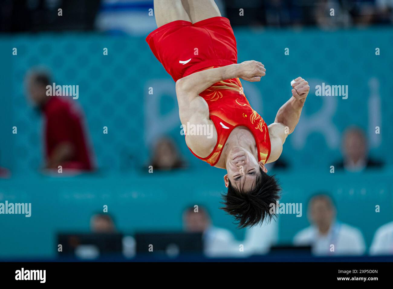 Paris, Frankreich. August 2024. Olympische Spiele, Finale der künstlerischen Gymnastik für Männer in der Bercy Arena. Boheng Zhang während seiner Übung. Quelle: ABEL F. ROS Credit: ABEL F. ROS/Alamy Live News Stockfoto