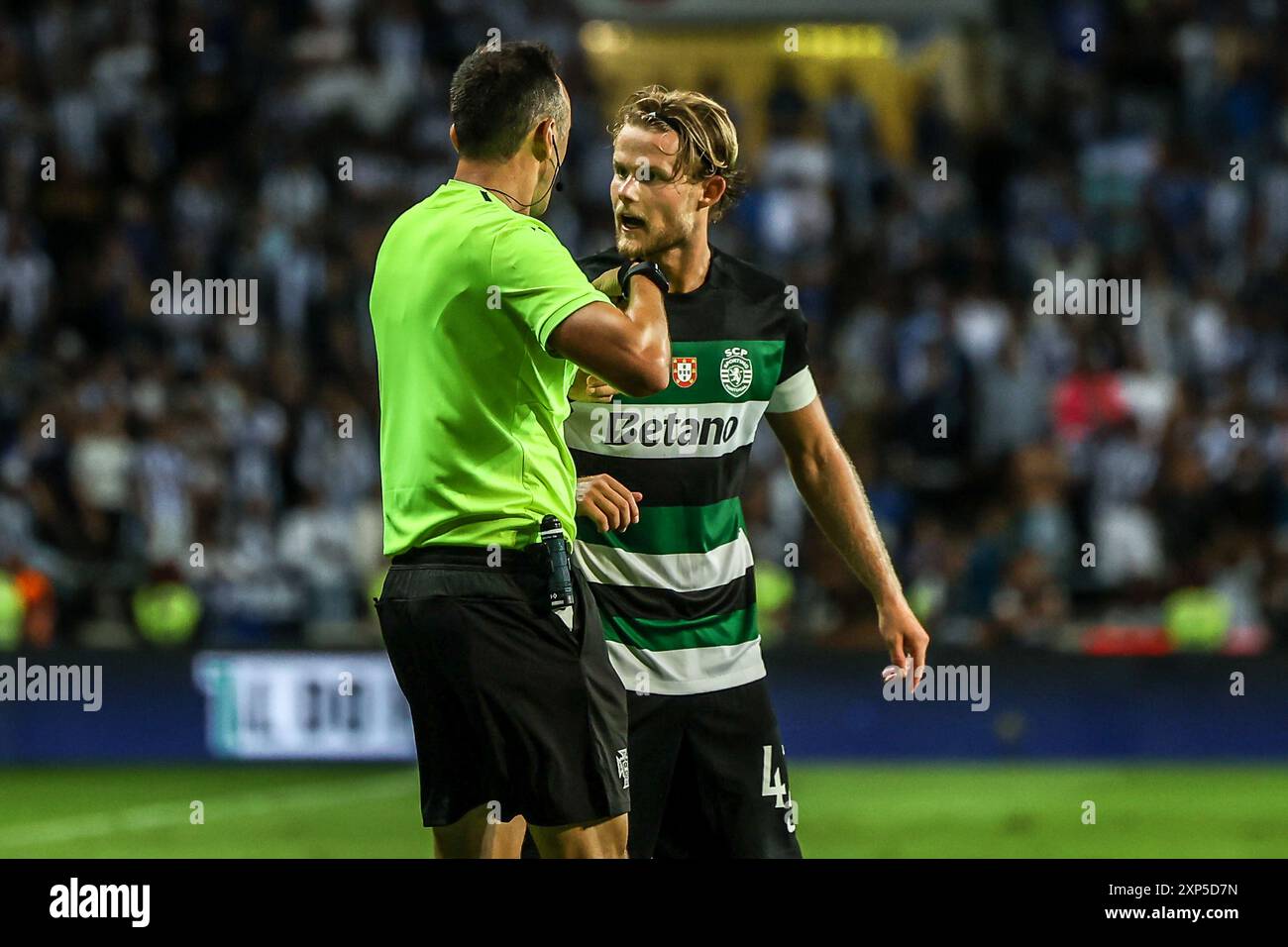 Aveiro, Portugal . August 2024. Aveiro, Portugal, 3. August 2024: Schiedsrichter Joao Pinheiro und Morten Hjulmand (42 Sporting CP) in Aktion während des portugiesischen Superpokalspiels zwischen Sporting CP und FC Porto im Estadio Municipal de Aveiro, Aveiro, Portugal (João Bravo /SPP). /Alamy Live News Stockfoto