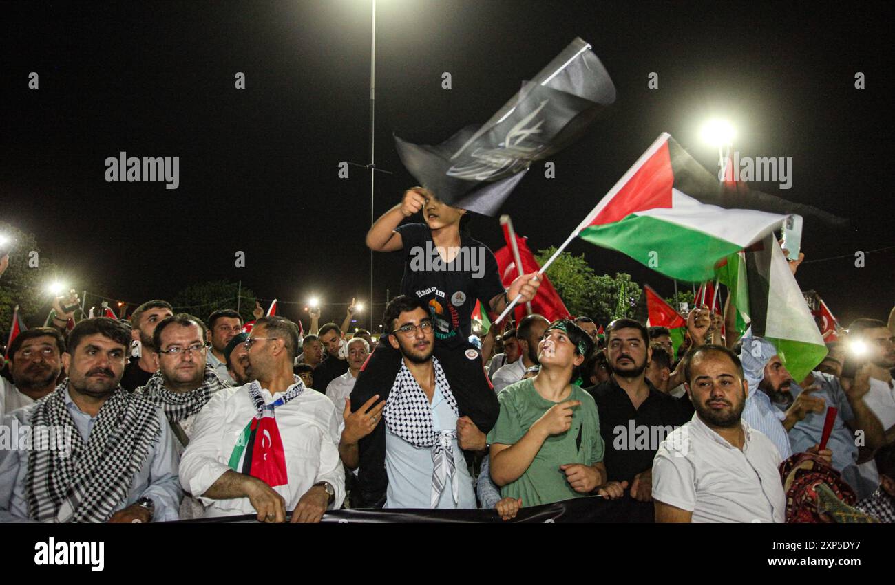 Gaziantep, Turkiye. August 2024. Gaziantep, Turkiye. August 2024. Tausende Demonstranten gehen auf die Straßen der südtürkischen Stadt Gaziantep, um gegen die jüngste Ermordung des Hamas-Führers Ismail Haniyeh zu protestieren. Die Demonstranten trugen türkische Fahnen neben palästinensischen Fahnen, zusätzlich zu Bildern von Ismail Haniyeh. Quelle: ZUMA Press, Inc./Alamy Live News Stockfoto