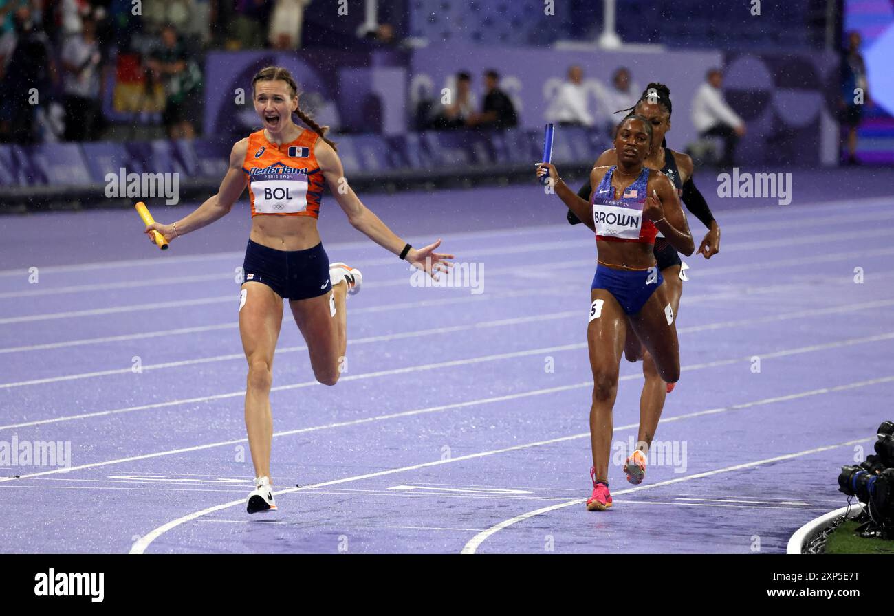 Paris, Frankreich. August 2024. Olympische Spiele In Paris: Leichtathletik. Femke Bol (links) aus den Niederlanden überquert die Ziellinie auf dem ersten Platz, nachdem ihr Ankerleg den Niederlanden die Goldmedaille in der 4x400 gemischten Staffel vor Kaylyn Brown aus den USA (rechts) gegeben hat. Auf der Strecke Stade de France, am 8. Tag der Olympischen Spiele 2024 in Paris, Frankreich. Quelle: Adam Stoltman/Alamy Live News Stockfoto