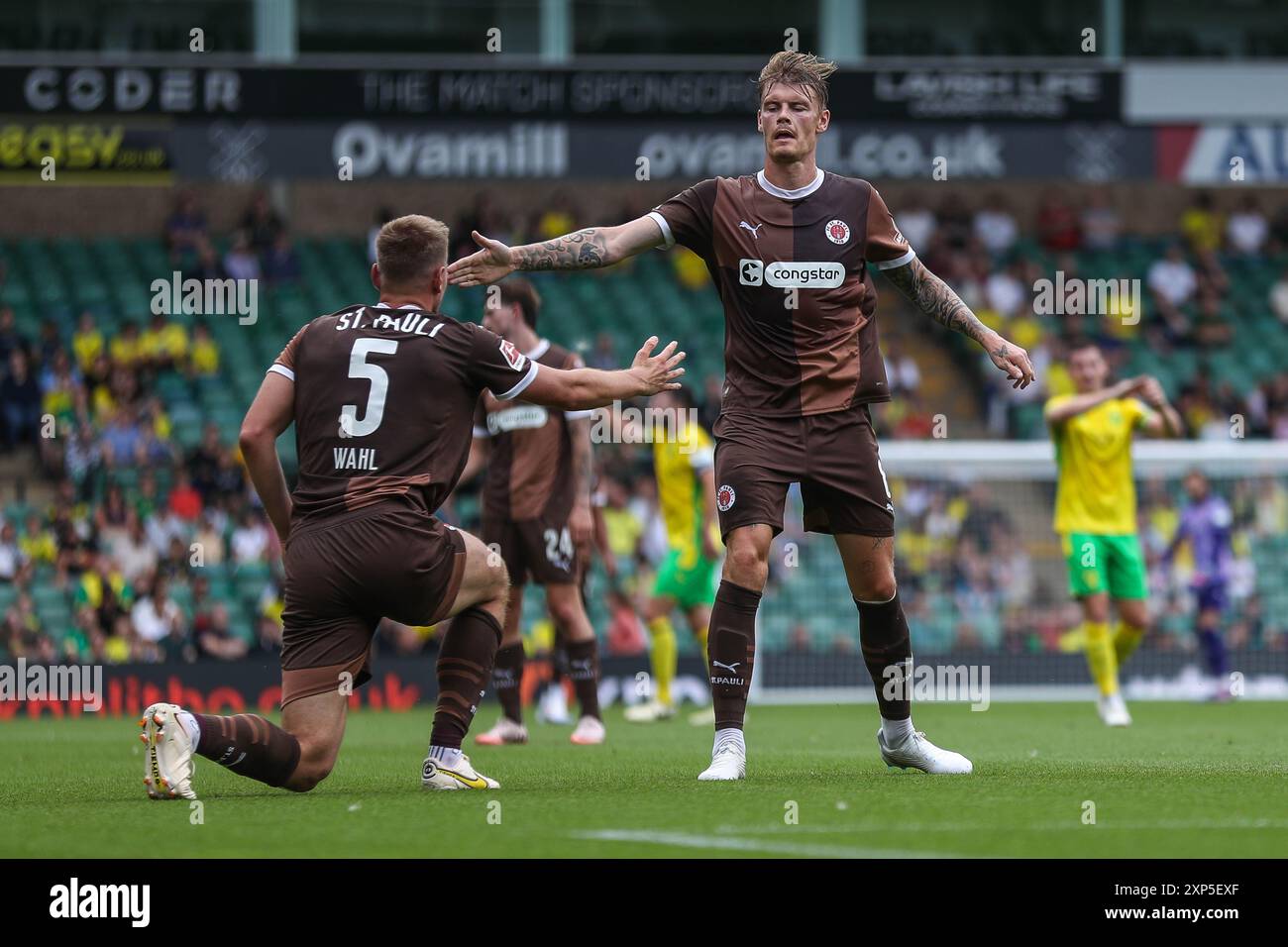 Hauke Wahl und Eric Smith von St. Pauli reagieren während des Freundschaftsspiels Norwich City gegen St. Pauli in Carrow Road, Norwich, Vereinigtes Königreich, 3. August 2024 (Foto: Izzy Poles/News Images) Stockfoto