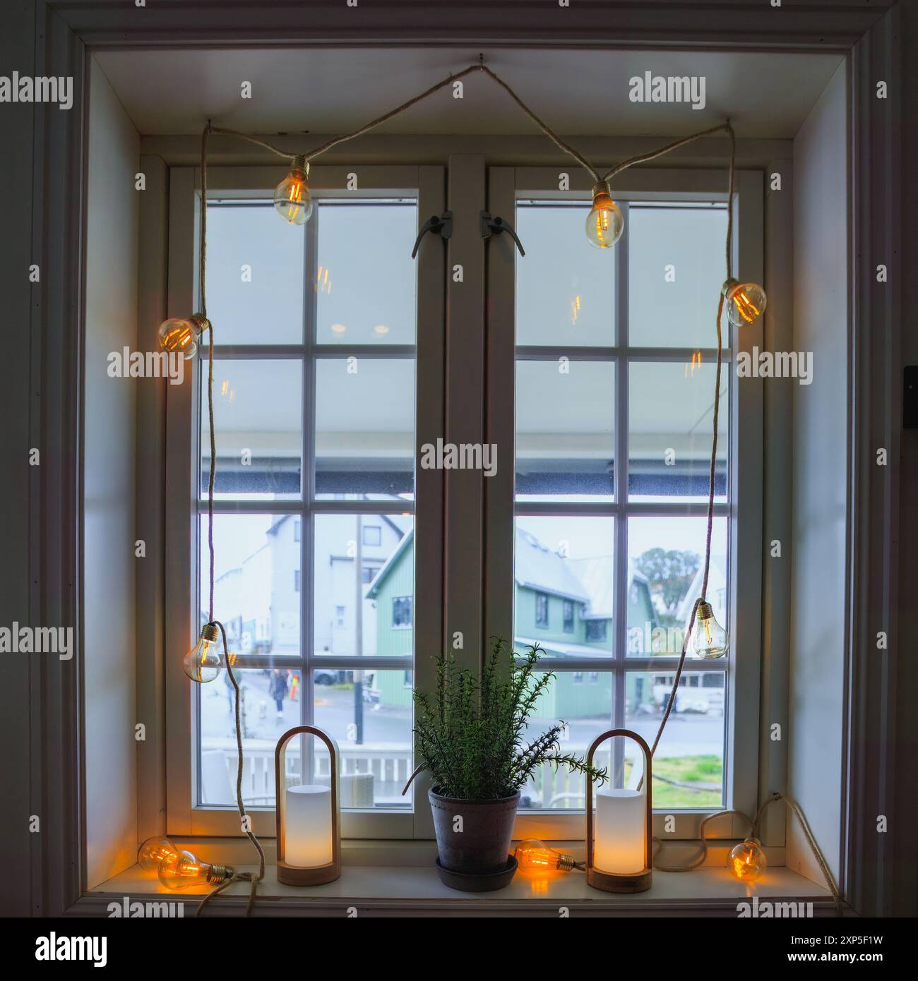 Gemütliches Fenster mit Lichterketten in Henningsvær, Lofoten-Inseln, Norwegen Stockfoto