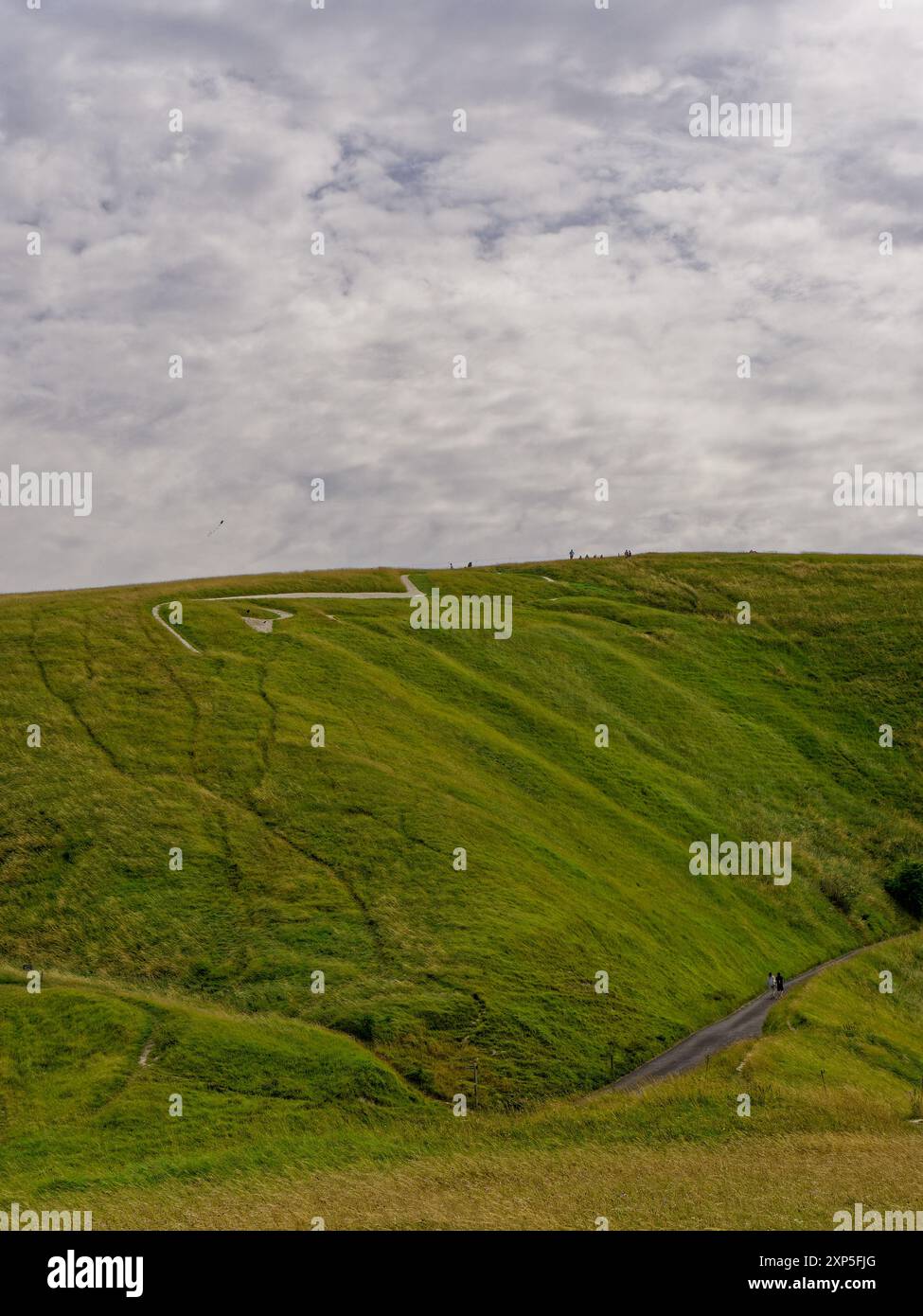 Uffington White Horse Hill Figur mit Touristen auf dem Gipfel und Spaziergängen entlang der Fußwege vom Dragon Hill in Uffington, Oxfordshire, England, Großbritannien Stockfoto