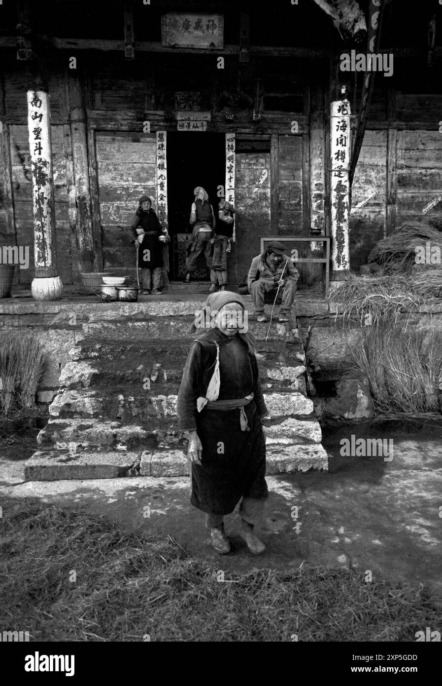 Lokale Yi-Stammesmitglieder in einem Tempel im ländlichen Dorf Dali China, Provinz Yunaan - 1986 Stockfoto