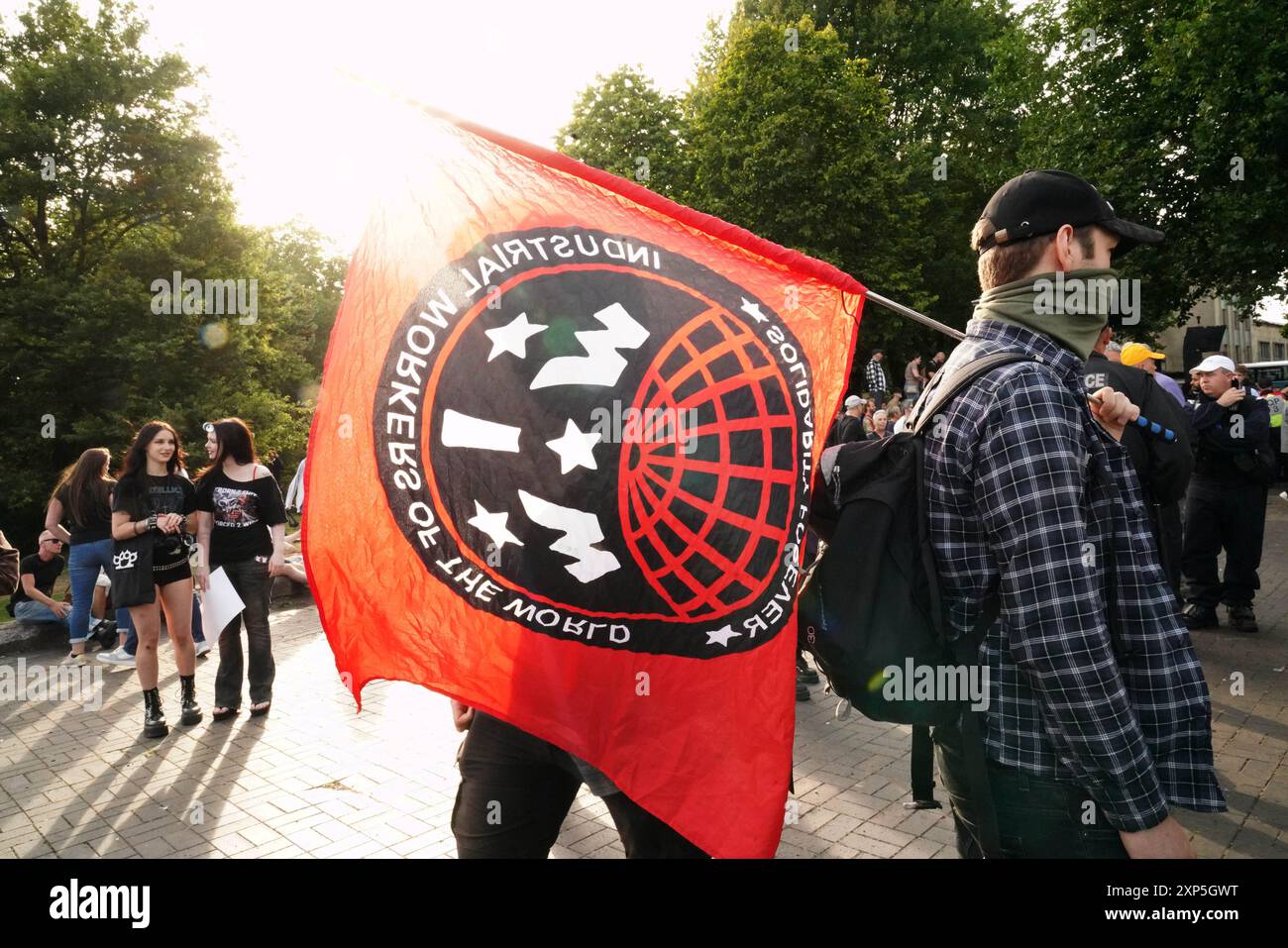 Csstle Park, Bristol, Großbritannien. August 2024. Antifaschisten waren heute Abend einer Gruppe von etwa 200 direkt im Bristol Caastle Park deutlich überlegen. Es gab eine starke Polizeipräsenz, zusammen mit vermummten Polizisten und Hundehaltern. ALMAY LIVE NEWS Credit: Natasha Quarmby/Alamy Live News Stockfoto