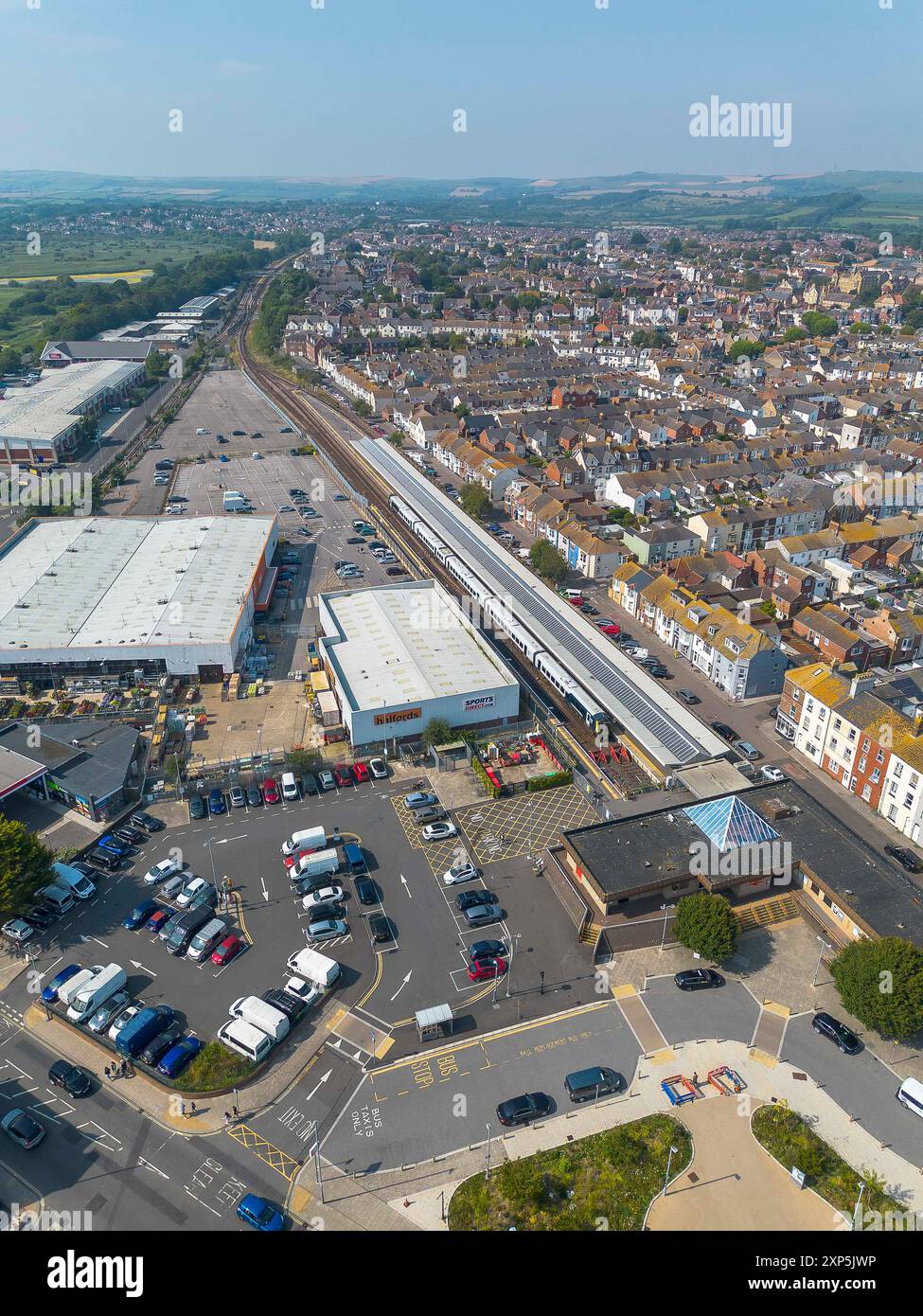 Aus der Vogelperspektive auf die Endstation der GWR und der South Western Railways im Badeort Weymouth in Dorset. Ebenfalls abgebildet ist der Jubilee Retail Pa Stockfoto