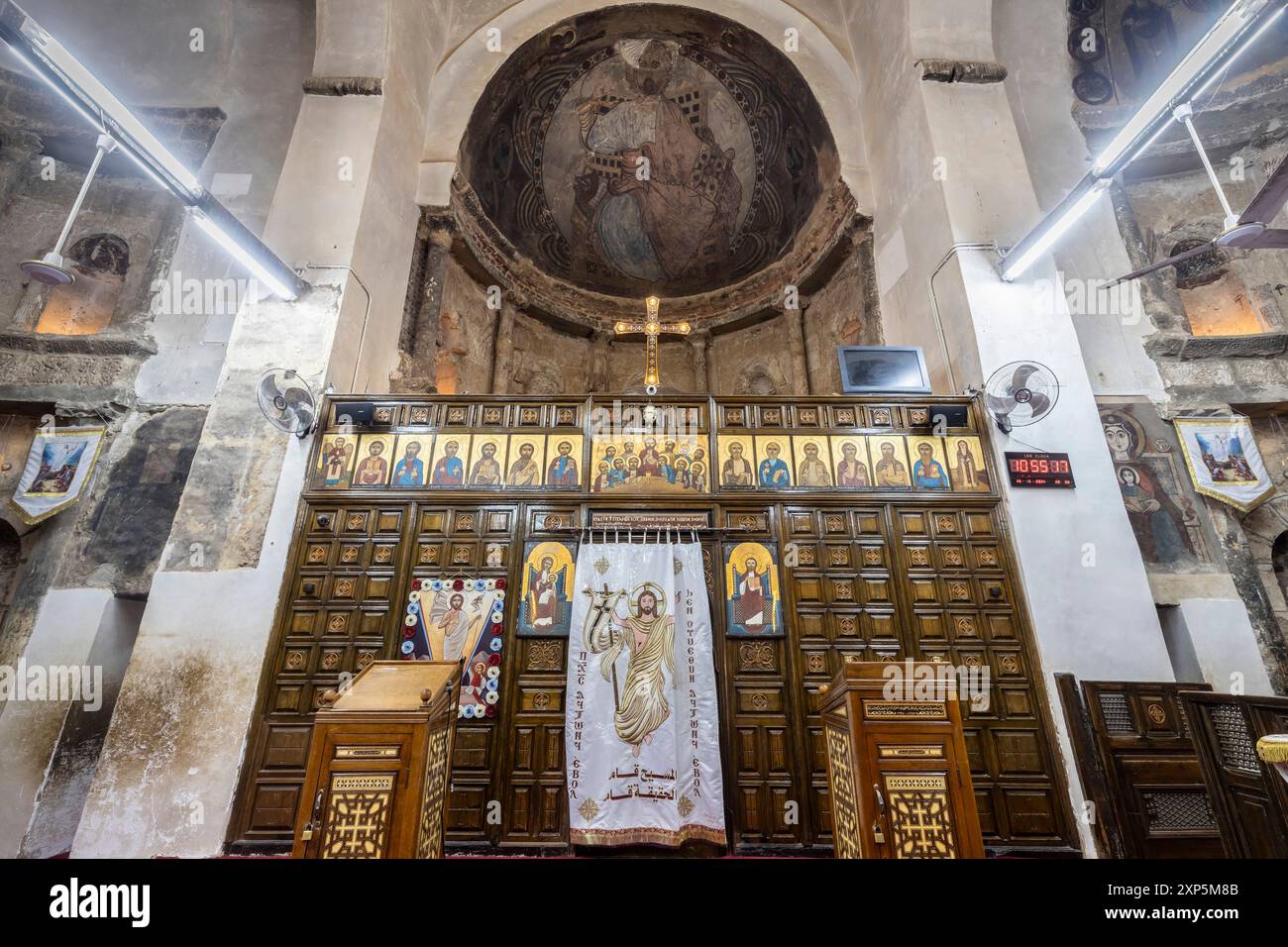 Das Weiße Kloster, Inneres des Hauptaltars (Chor) mit Ikonen und Gemälden, altes Kloster, Sohag (Suhag, Suhaj), Ägypten, Nordafrika, Afrika Stockfoto