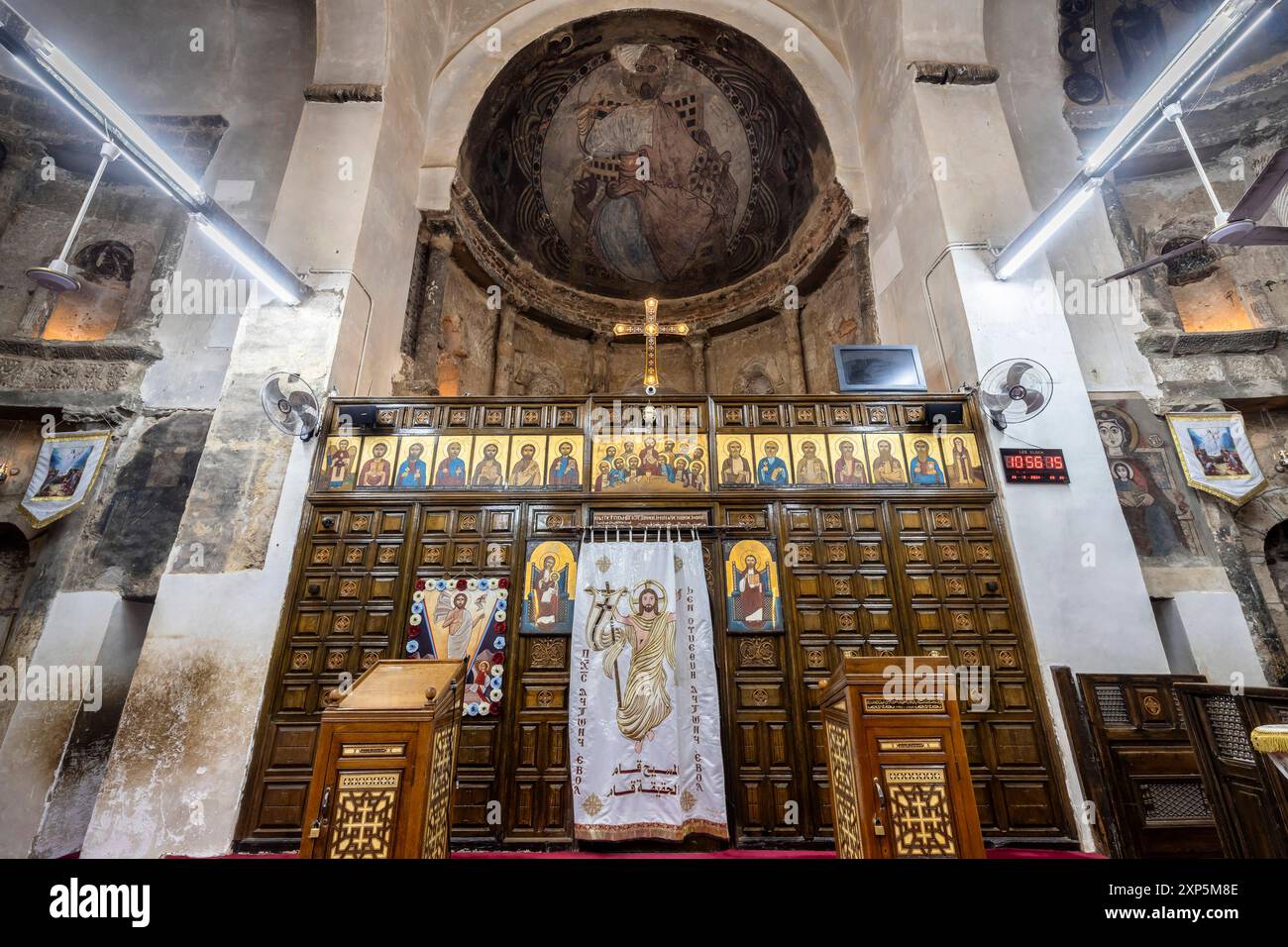Das Weiße Kloster, Inneres des Hauptaltars (Chor) mit Ikonen und Gemälden, altes Kloster, Sohag (Suhag, Suhaj), Ägypten, Nordafrika, Afrika Stockfoto