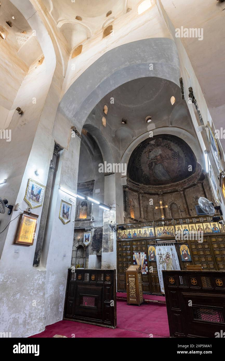 Das Weiße Kloster, Inneres des Hauptaltars (Chor) mit Ikonen und Gemälden, altes Kloster, Sohag (Suhag, Suhaj), Ägypten, Nordafrika, Afrika Stockfoto