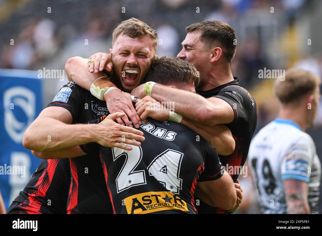 Hull, England - 3. August 2024 - Jake Burns aus St Helens feiert seinen zweiten Versuch. Rugby League Betfred Super League, Hull FC gegen St. Helens im MKM Stadium, Hull, UK Dean Williams Stockfoto