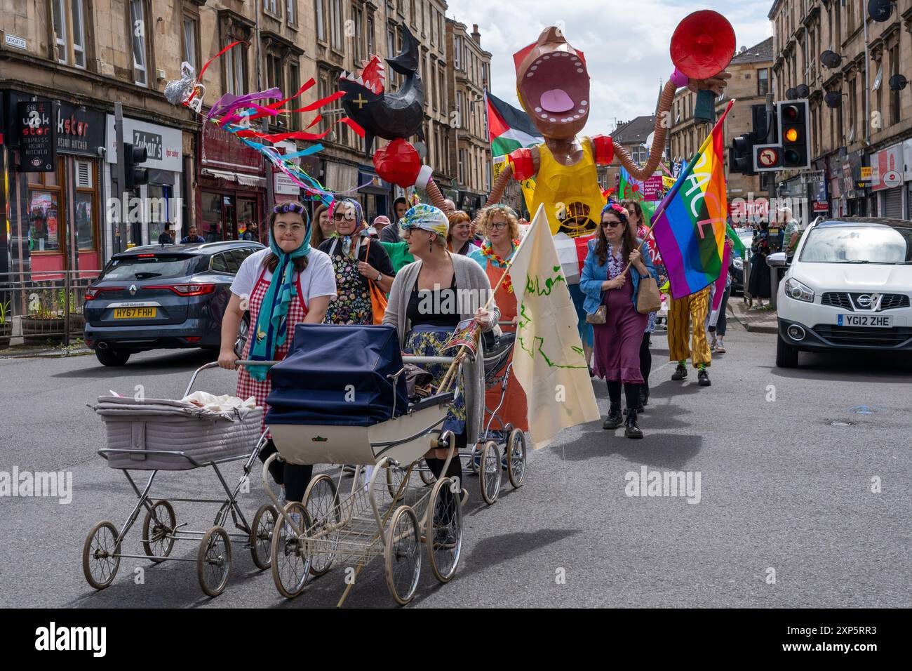 Glasgow, Schottland, Großbritannien. August 2024. Govanhill International Festival and Carnival 2024 feiert Kreativität, Solidarität und Befreiung und hebt Govanhills vielfältige kulturelle Vielfalt hervor. Das Festival befasst sich mit Gemeindethemen wie der Stärkung der palästinensischen Stimmen, der Feier der Roma-Kultur, der Erhaltung des irischen Erbes und der Förderung von Heilung und Wohlbefinden. Gutschrift: R.. Gass/Alamy Live News Stockfoto