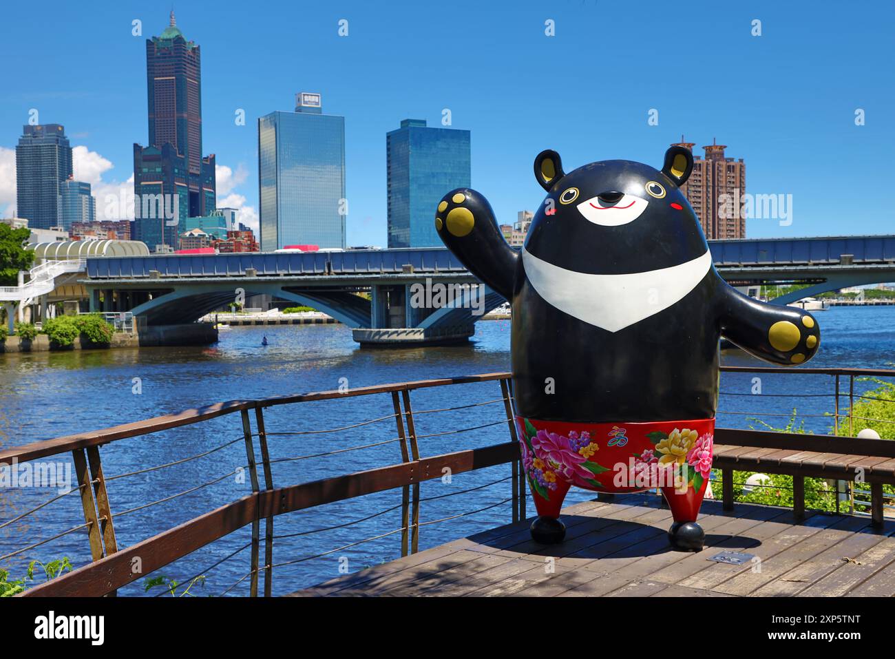 Modell der taiwanesischen Schwarzbären und der Skyline von Kaohsiung, Love River, Kaohsiung, Taiwan Stockfoto