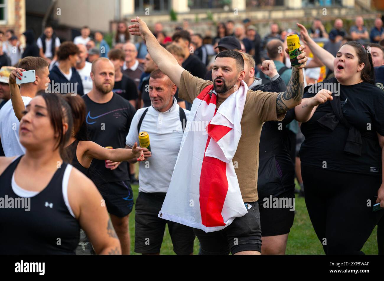 Während der Demonstration "genug ist genug", die von rechtsextremen Aktivisten in Bristol einberufen wurde, treten die Demonstranten gegen die Polizei und gegen die Demonstranten auf Stockfoto