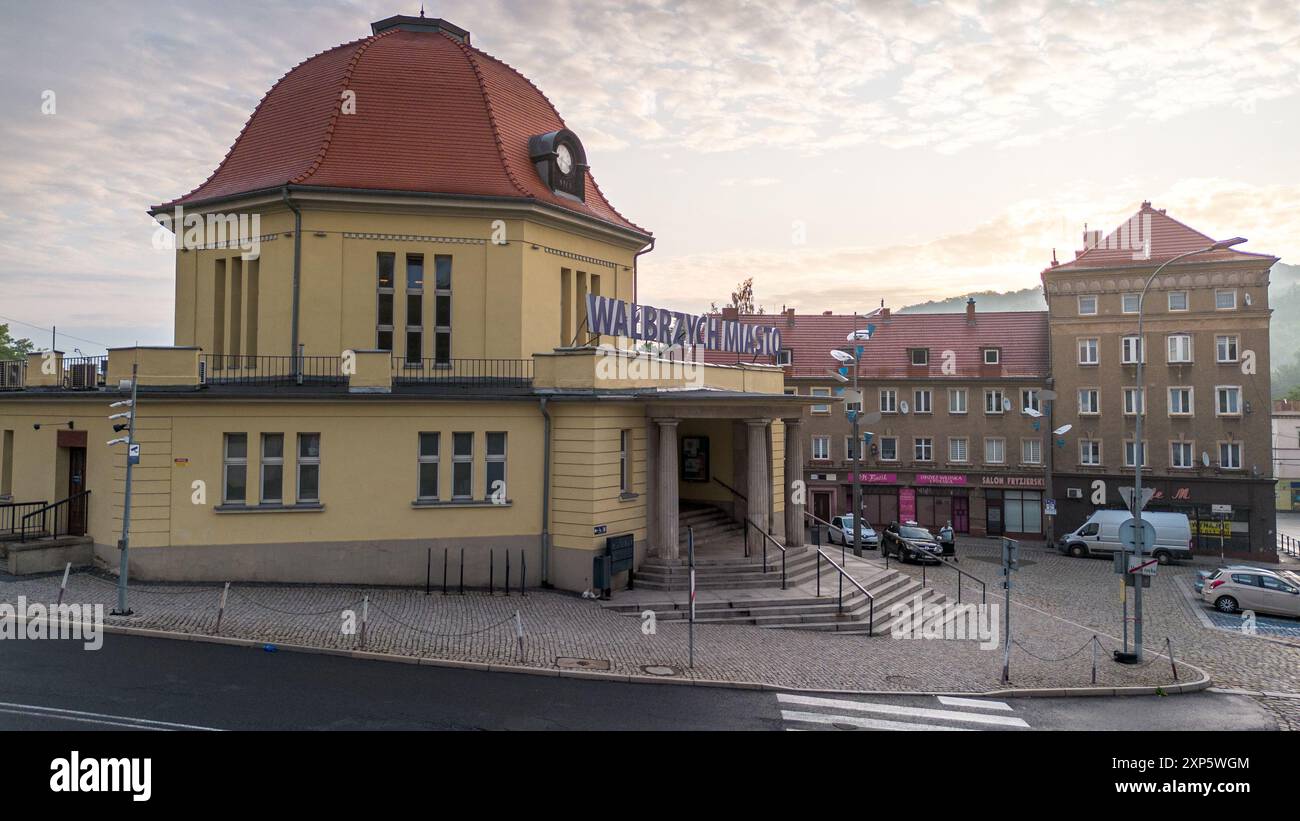 Walbrzych, Polen - 08.03.2024: Historisches Bahnhofsgebäude in Walbrzych City, Polen bei einem ruhigen Morgenlicht Stockfoto